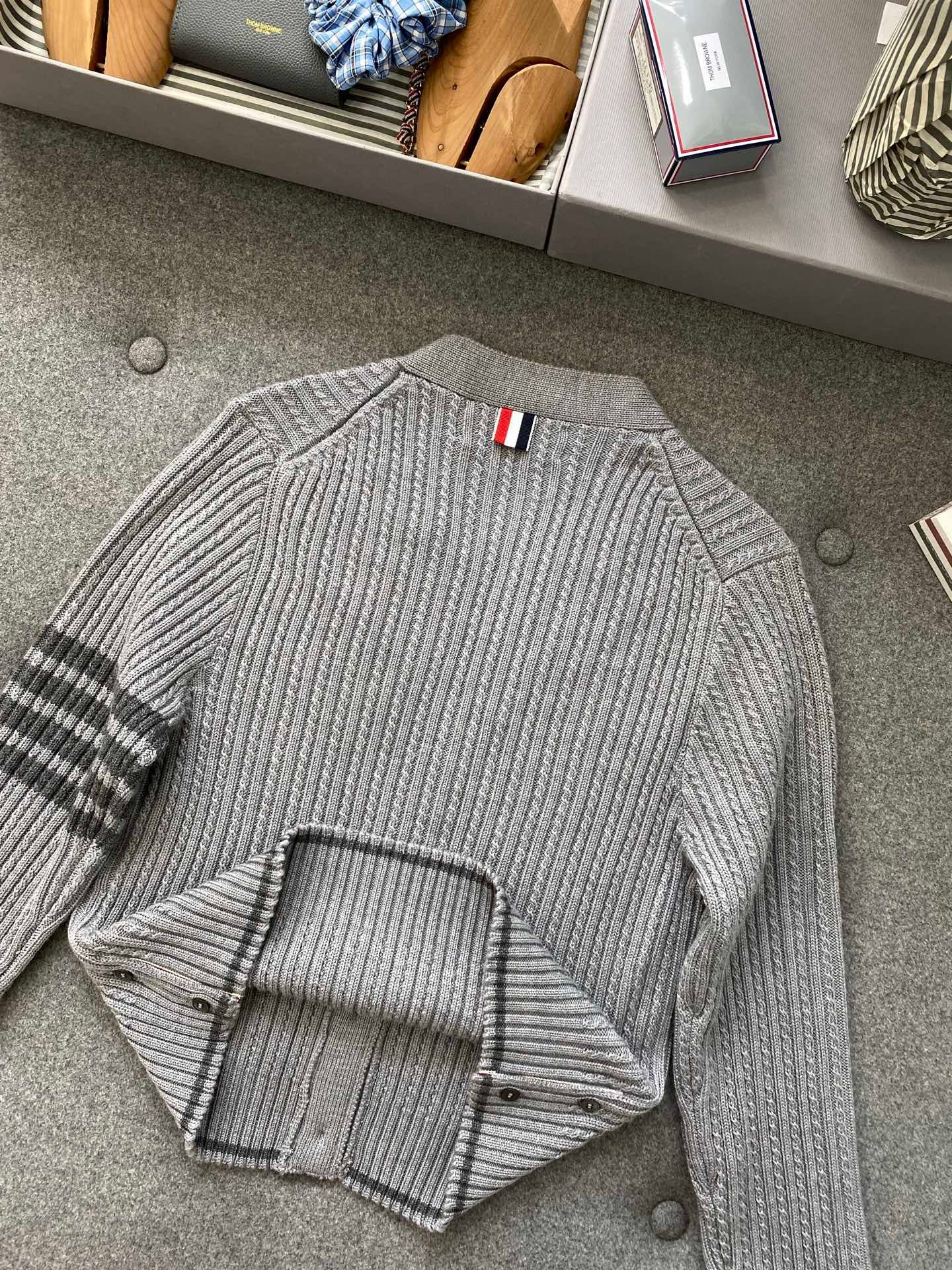 톰브라운 메리노 울 사선 크롭 가디건 라이트 그레이