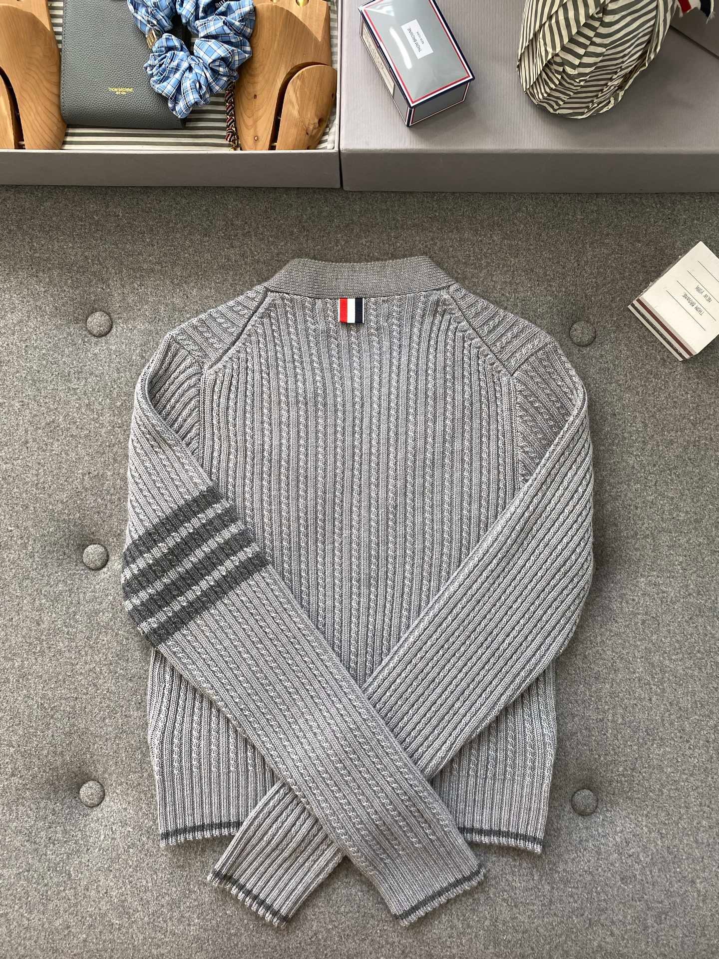 톰브라운 메리노 울 사선 크롭 가디건 라이트 그레이