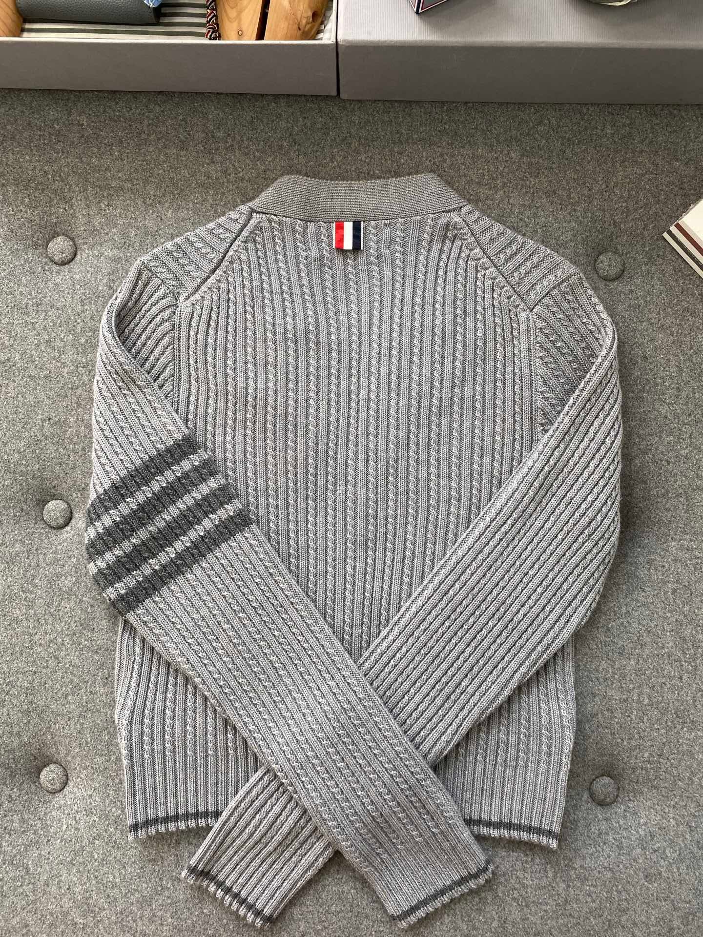 톰브라운 메리노 울 사선 크롭 가디건 라이트 그레이