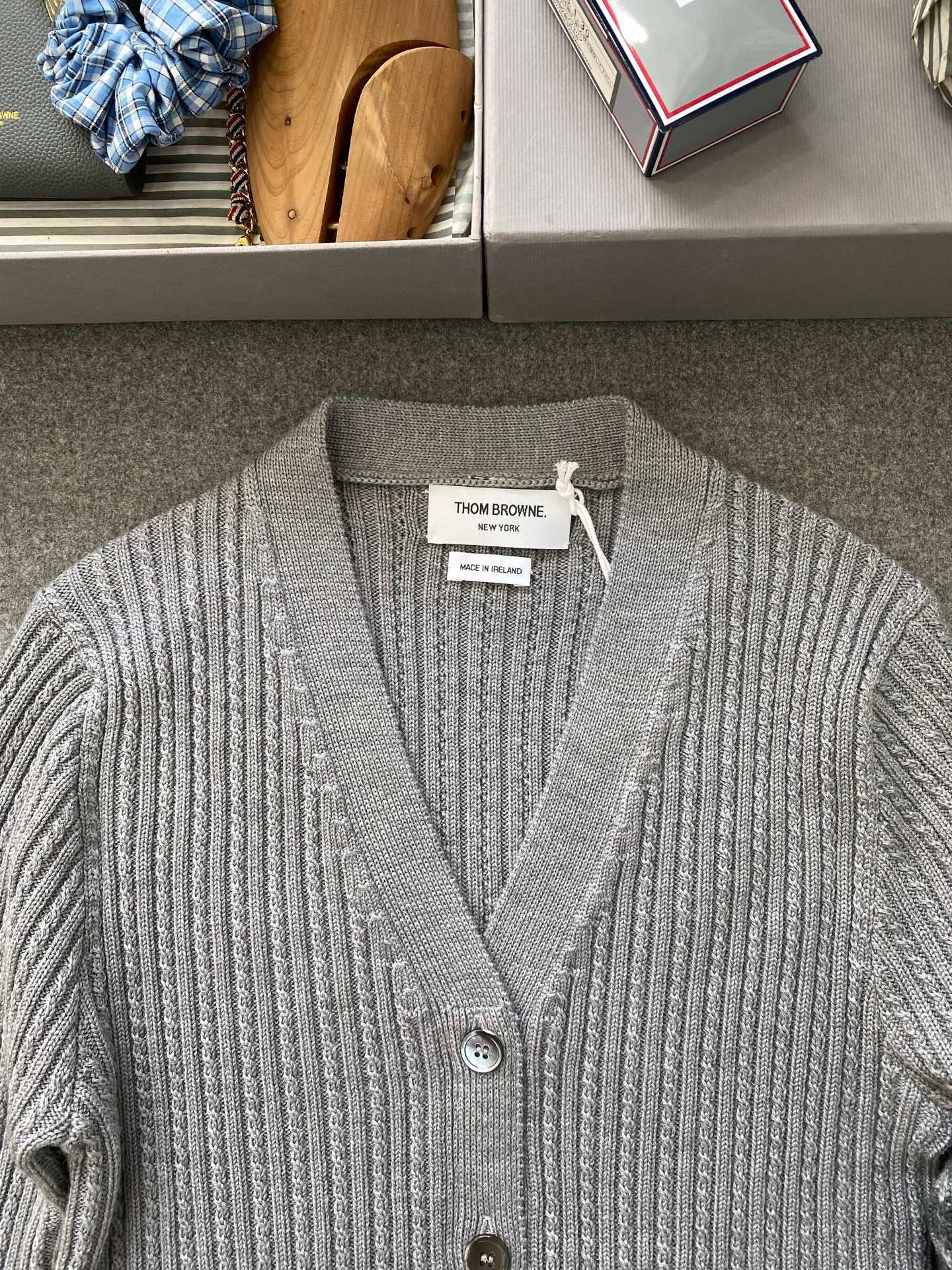 톰브라운 메리노 울 사선 크롭 가디건 라이트 그레이