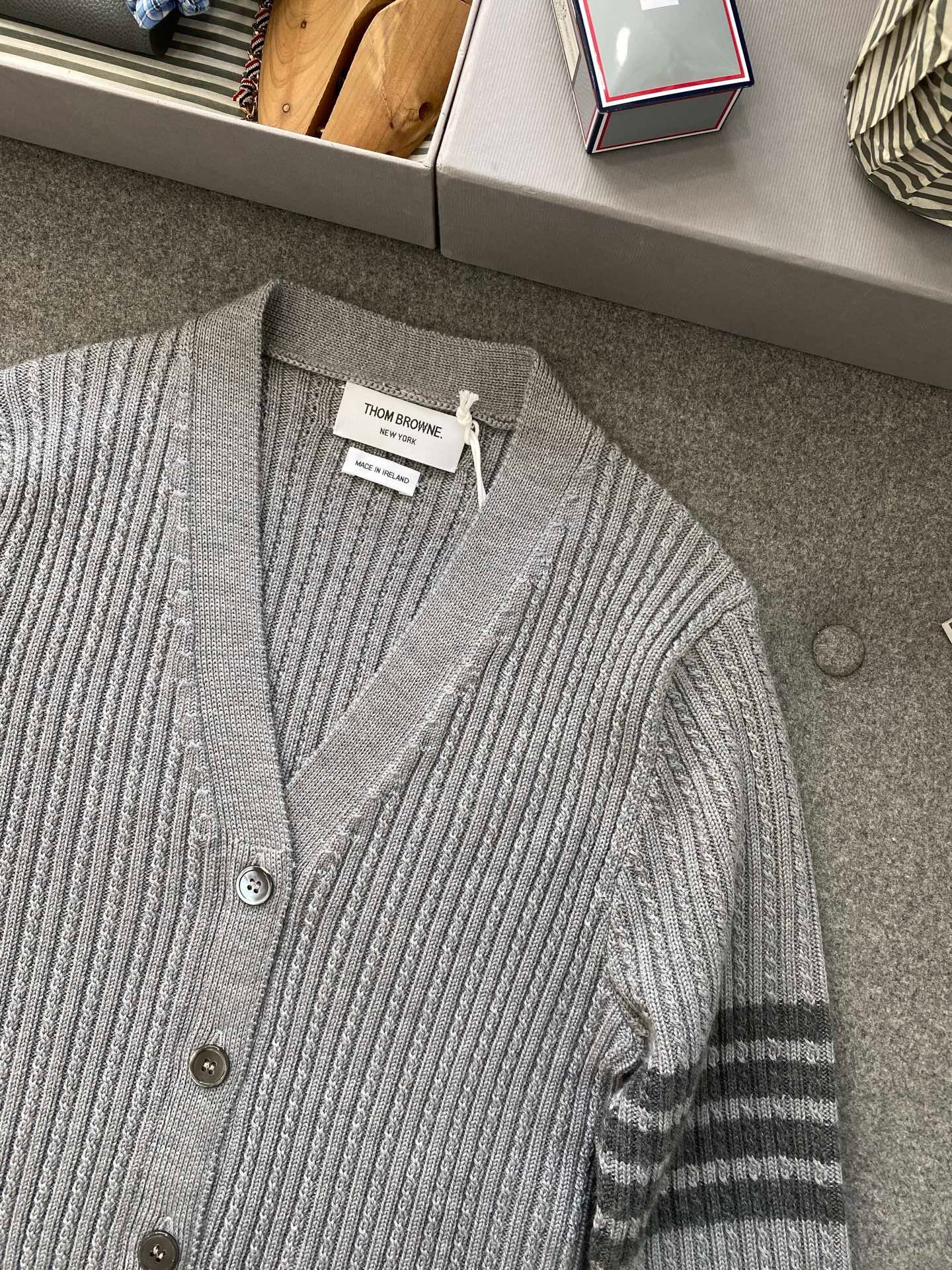 톰브라운 메리노 울 사선 크롭 가디건 라이트 그레이