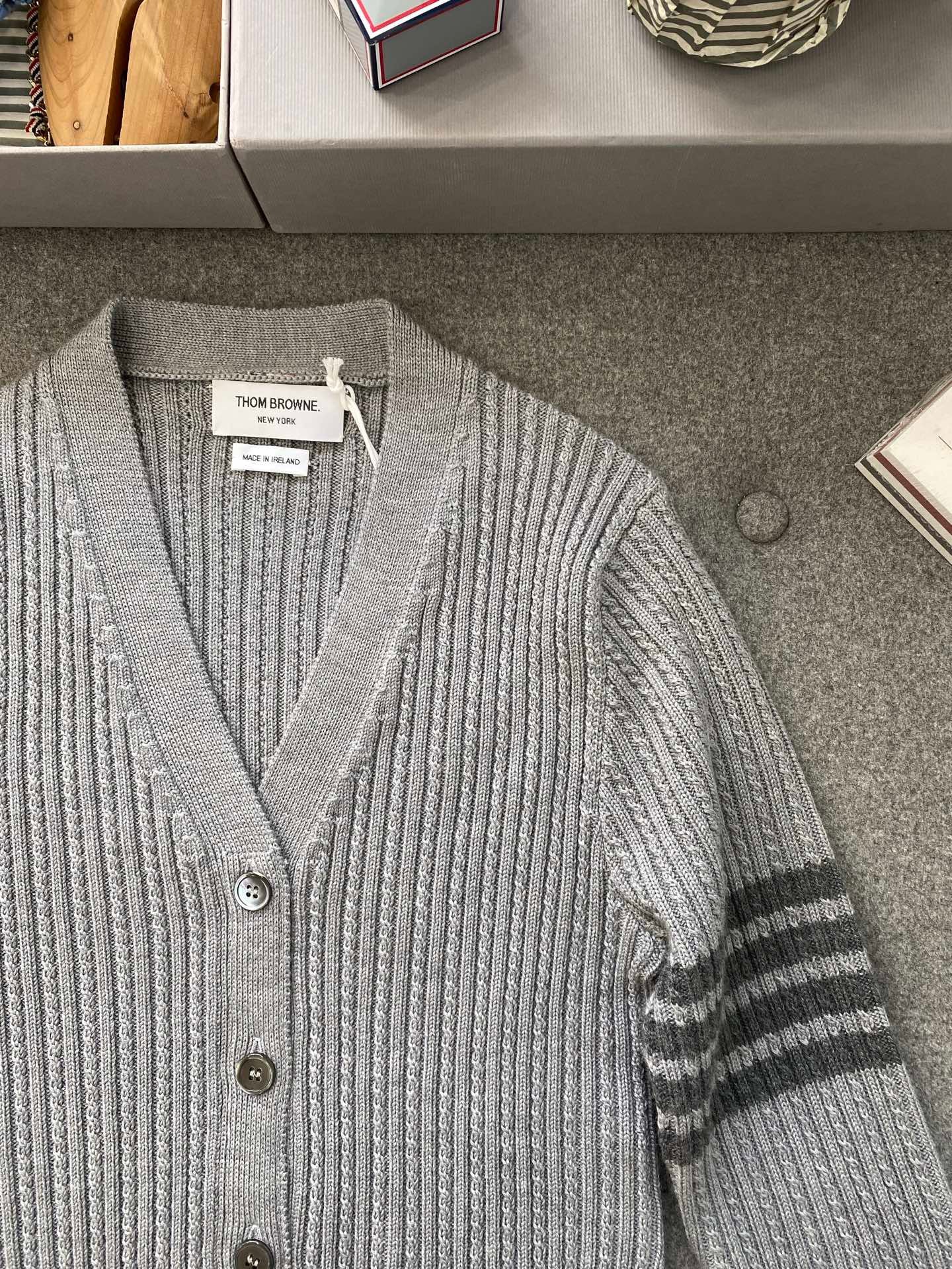 톰브라운 메리노 울 사선 크롭 가디건 라이트 그레이