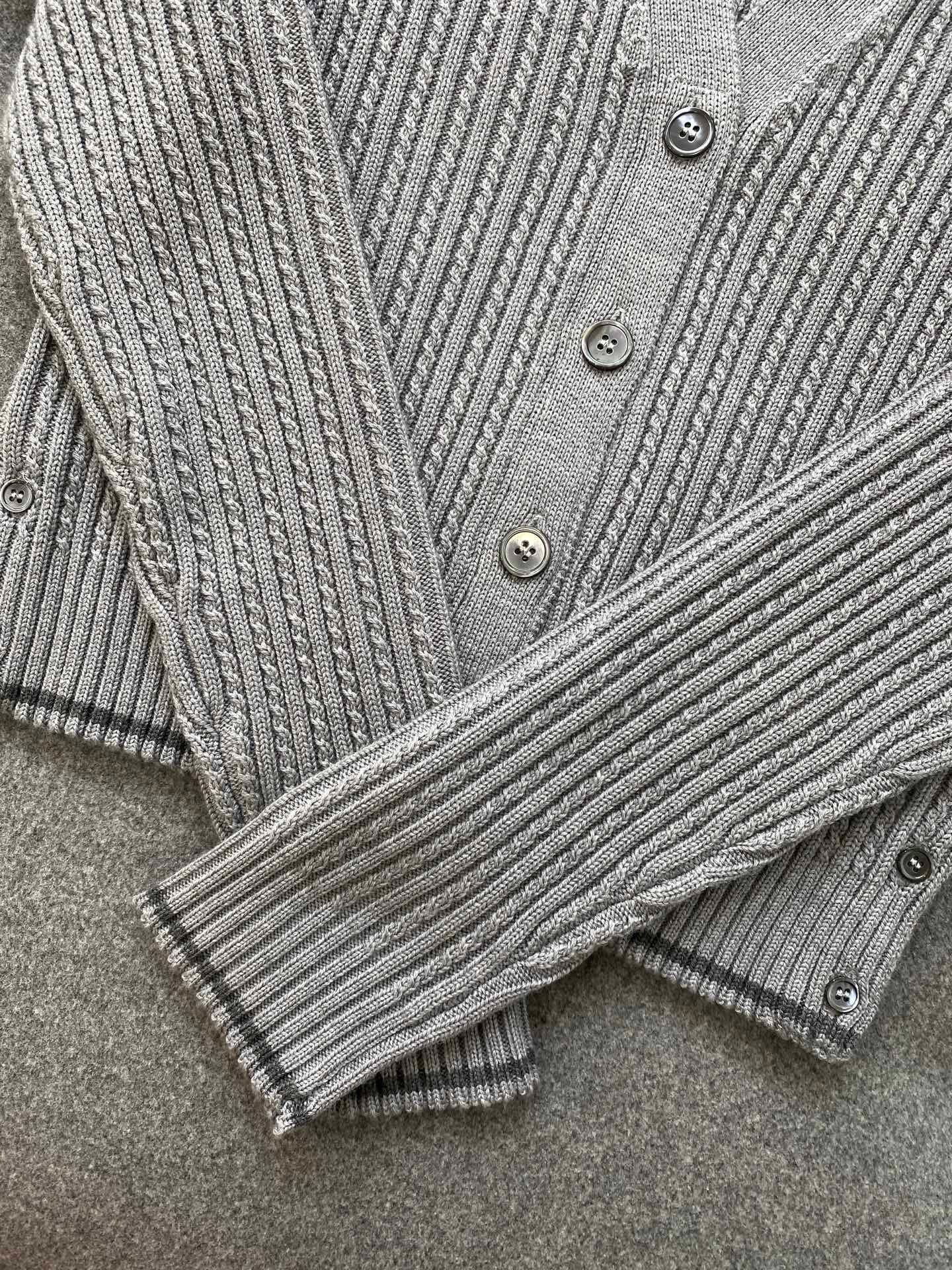 톰브라운 메리노 울 사선 크롭 가디건 라이트 그레이