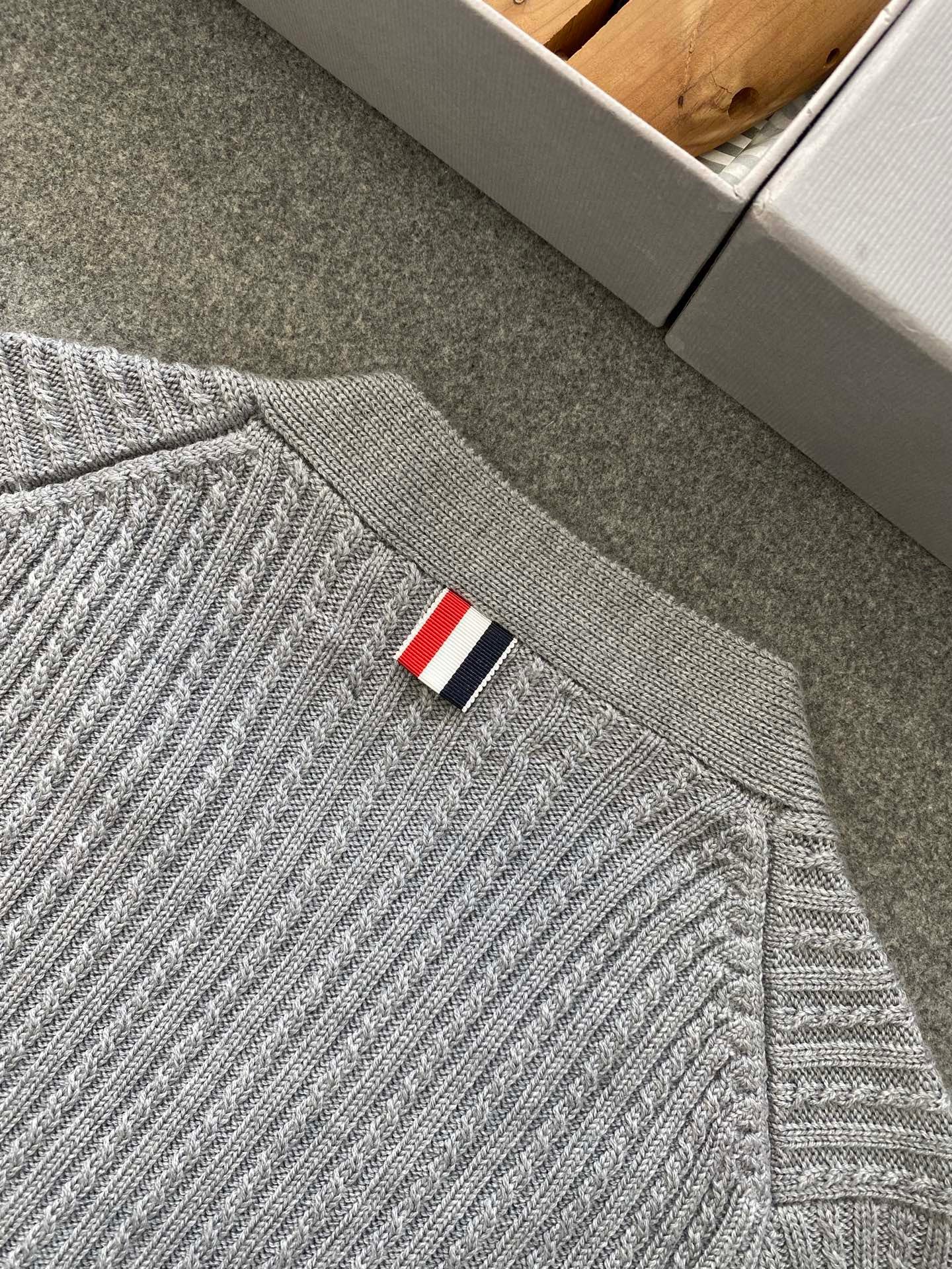 톰브라운 메리노 울 사선 크롭 가디건 라이트 그레이