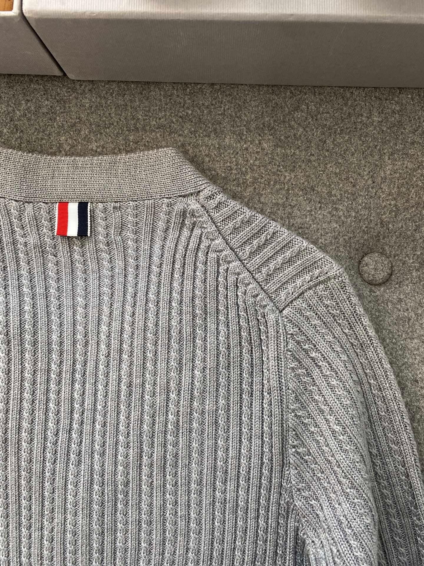 톰브라운 메리노 울 사선 크롭 가디건 라이트 그레이