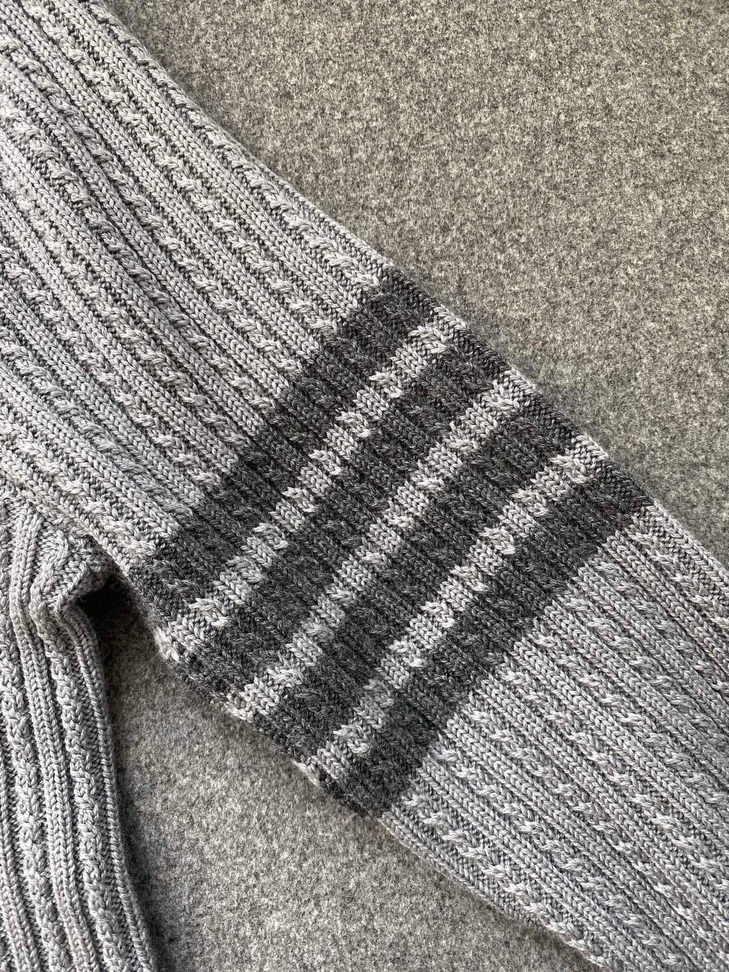 톰브라운 메리노 울 사선 크롭 가디건 라이트 그레이