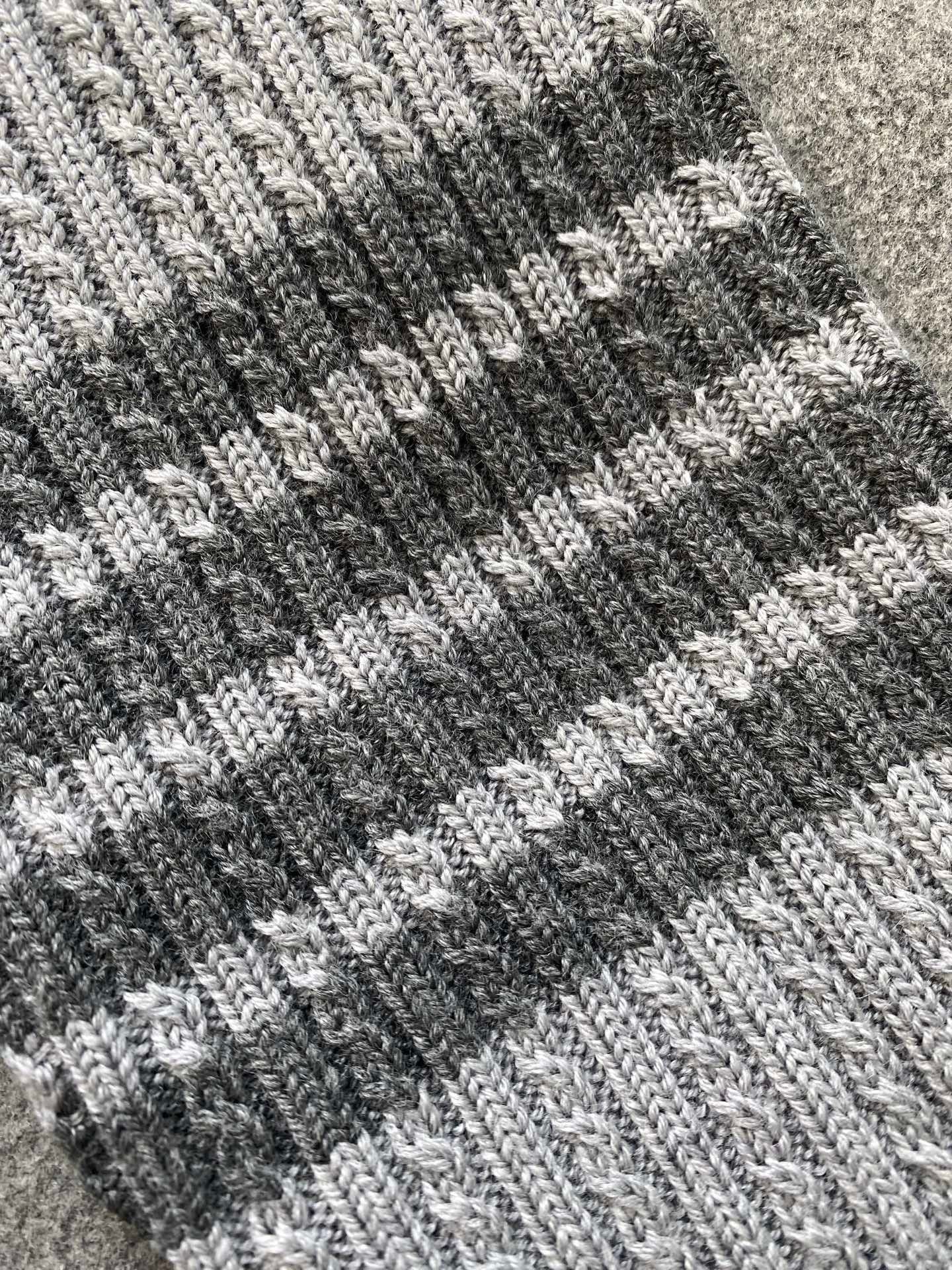 톰브라운 메리노 울 사선 크롭 가디건 라이트 그레이