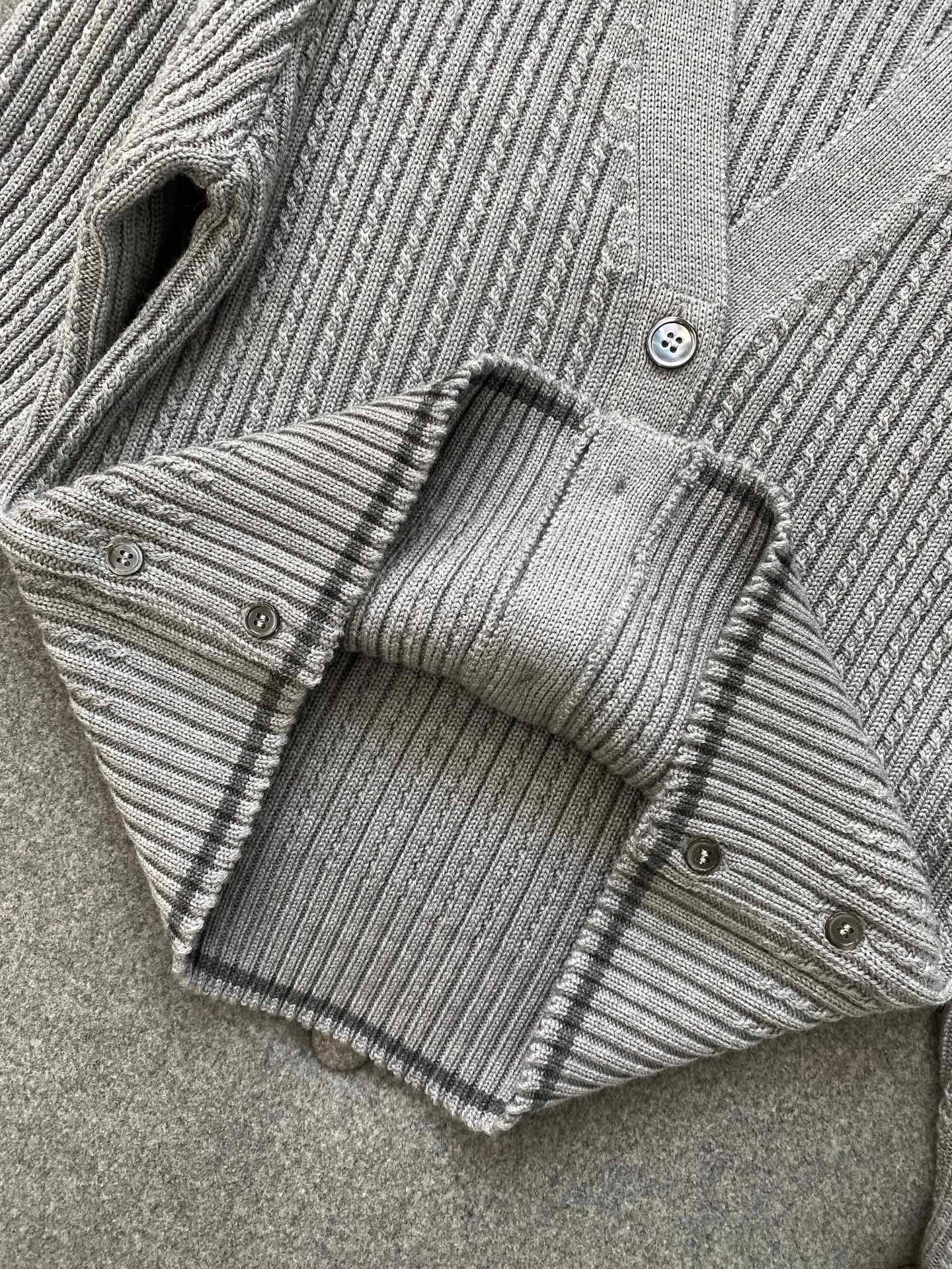 톰브라운 메리노 울 사선 크롭 가디건 라이트 그레이