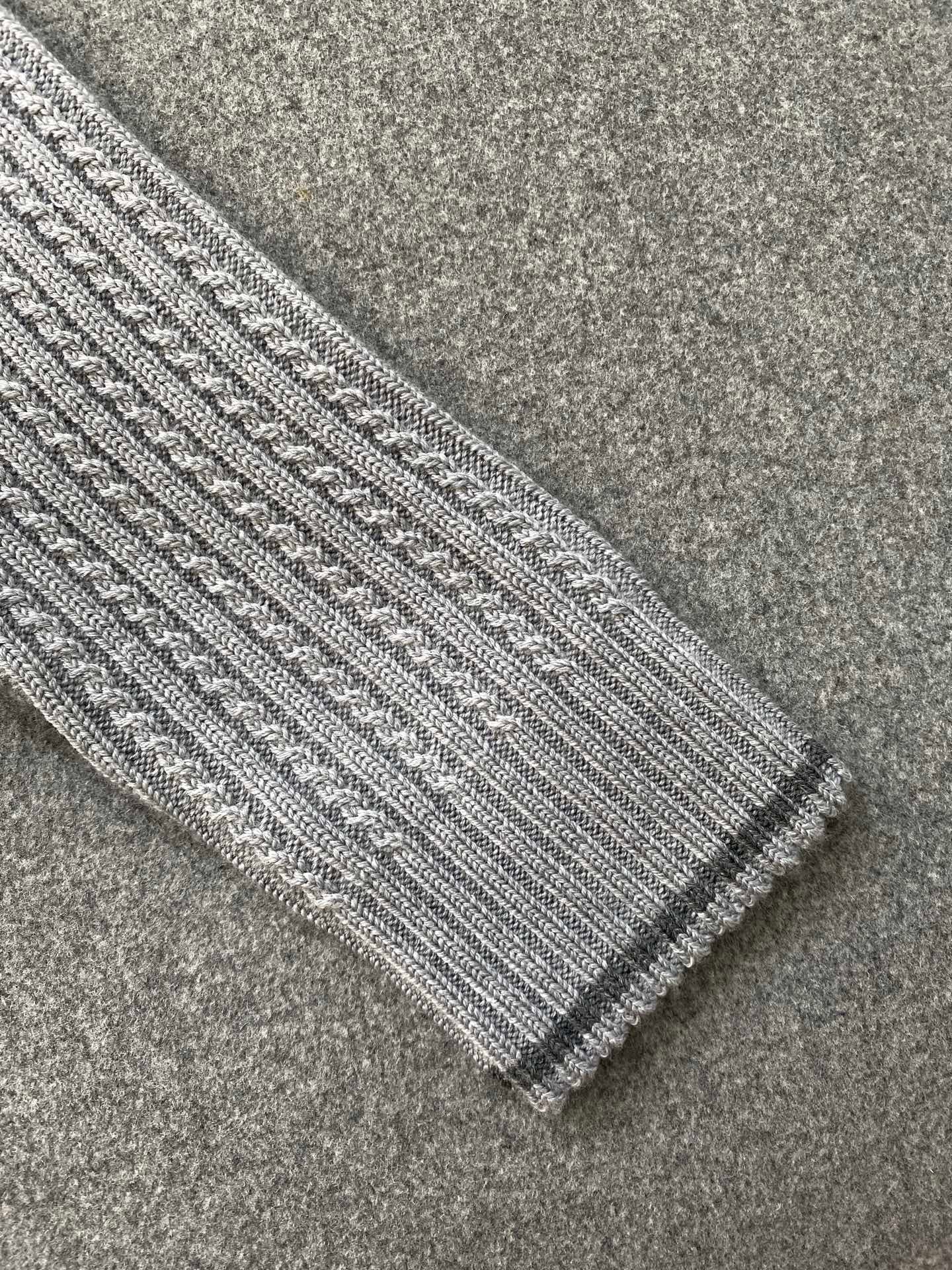 톰브라운 메리노 울 사선 크롭 가디건 라이트 그레이