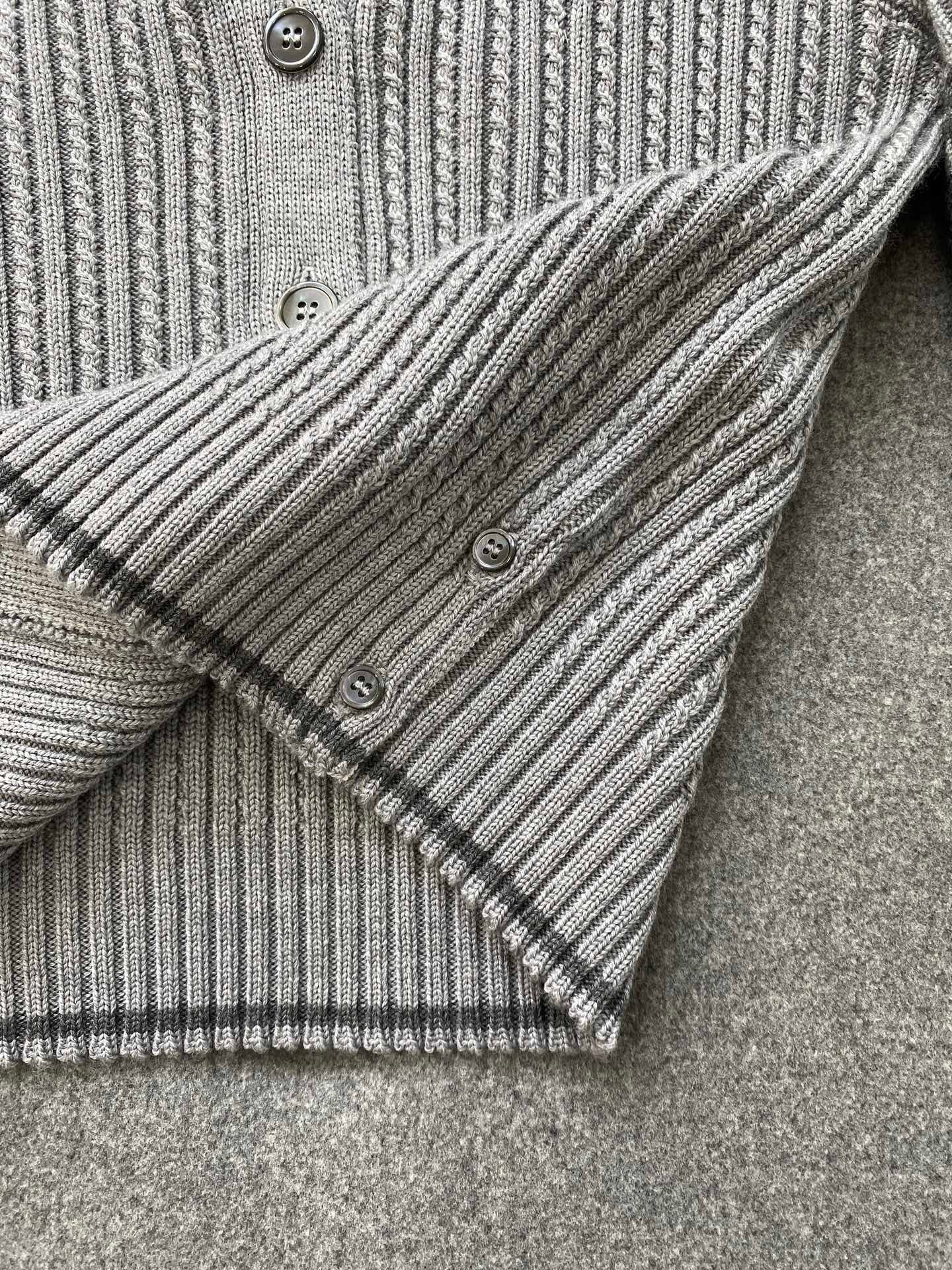 톰브라운 메리노 울 사선 크롭 가디건 라이트 그레이