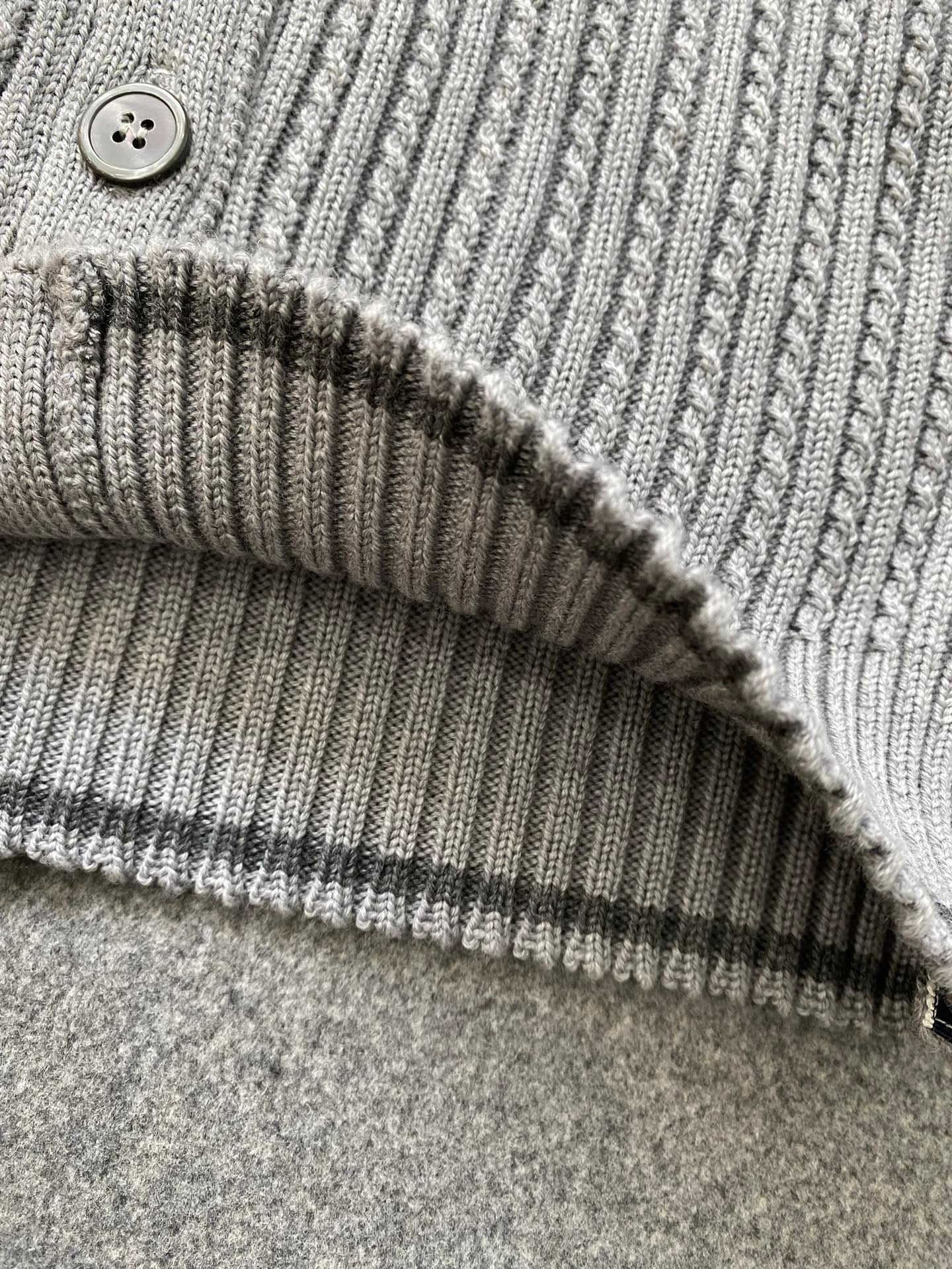 톰브라운 메리노 울 사선 크롭 가디건 라이트 그레이