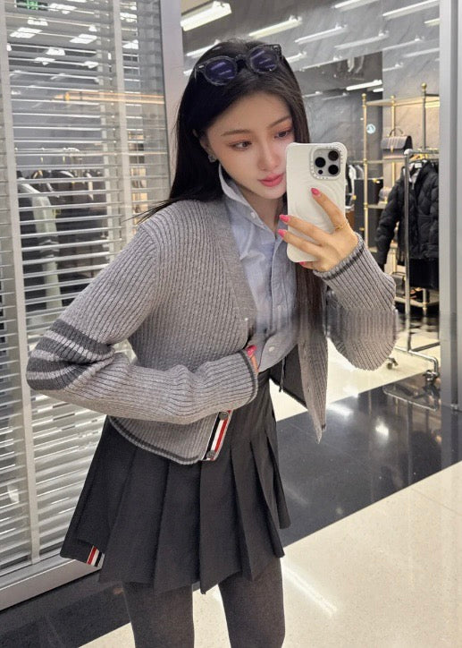 톰브라운 메리노 울 사선 크롭 가디건 라이트 그레이