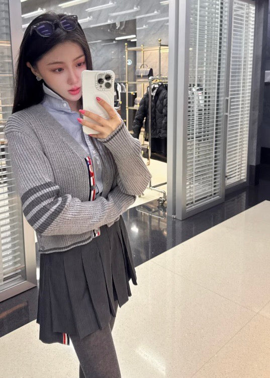 톰브라운 메리노 울 사선 크롭 가디건 라이트 그레이