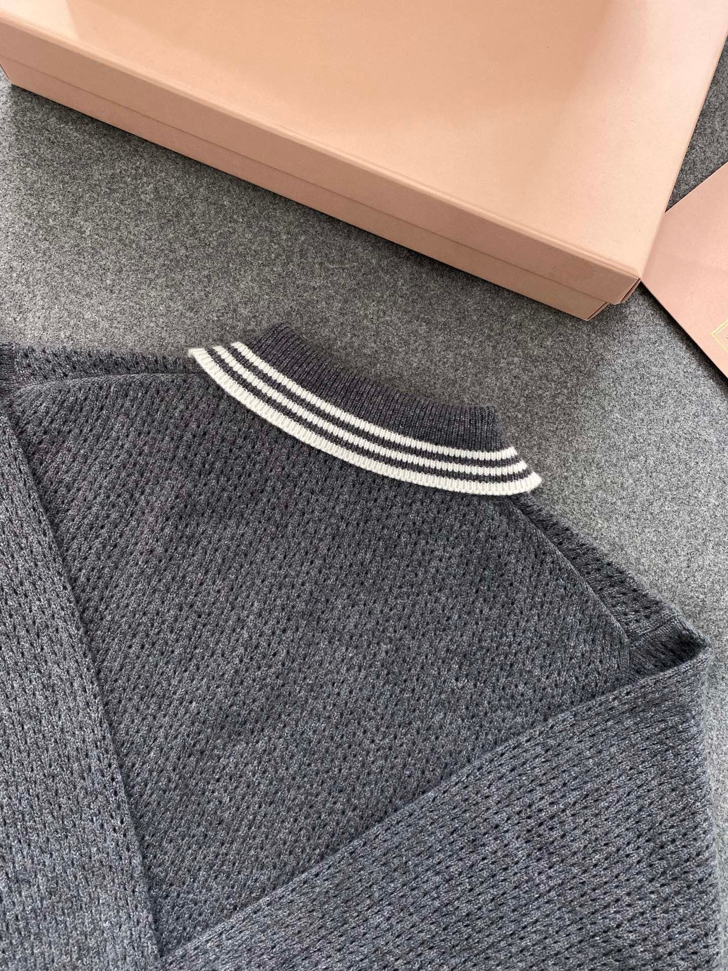 미우미우 울 앤 캐시미어 폴로 스웨터 슬레이트 그레이