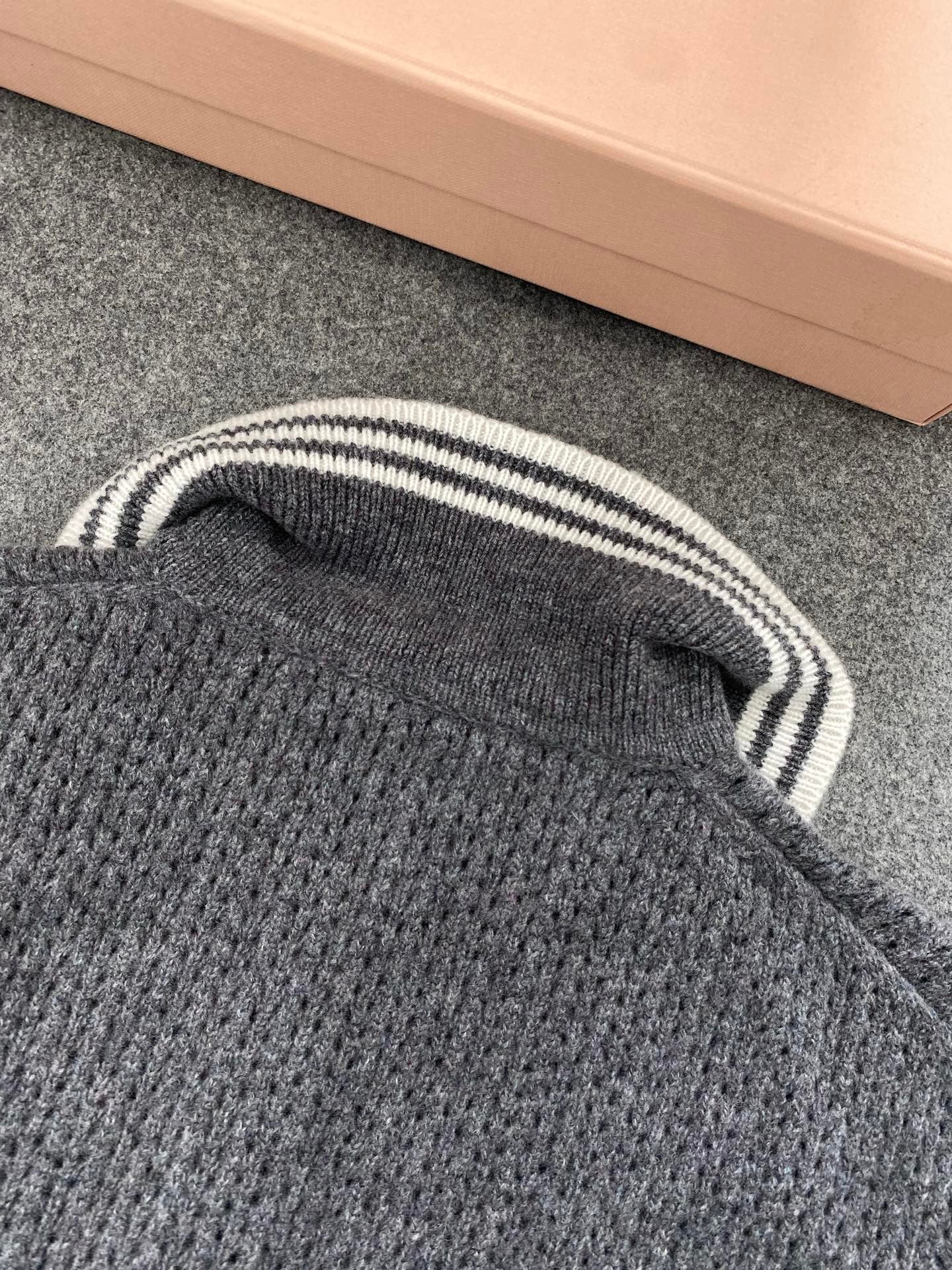 미우미우 울 앤 캐시미어 폴로 스웨터 슬레이트 그레이