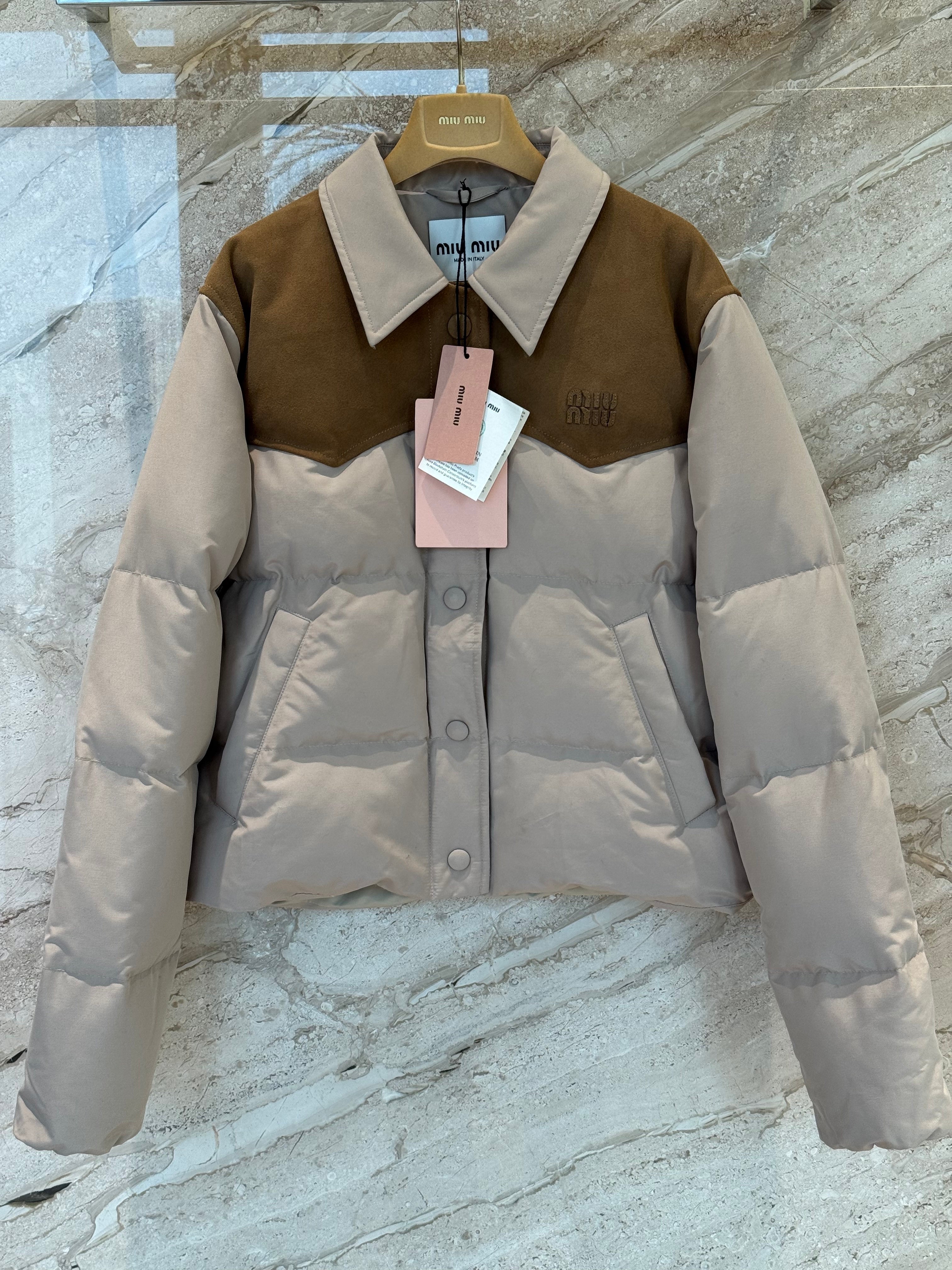 미우미우 테크니컬 폰지 앤 레더 다운 자켓 커피