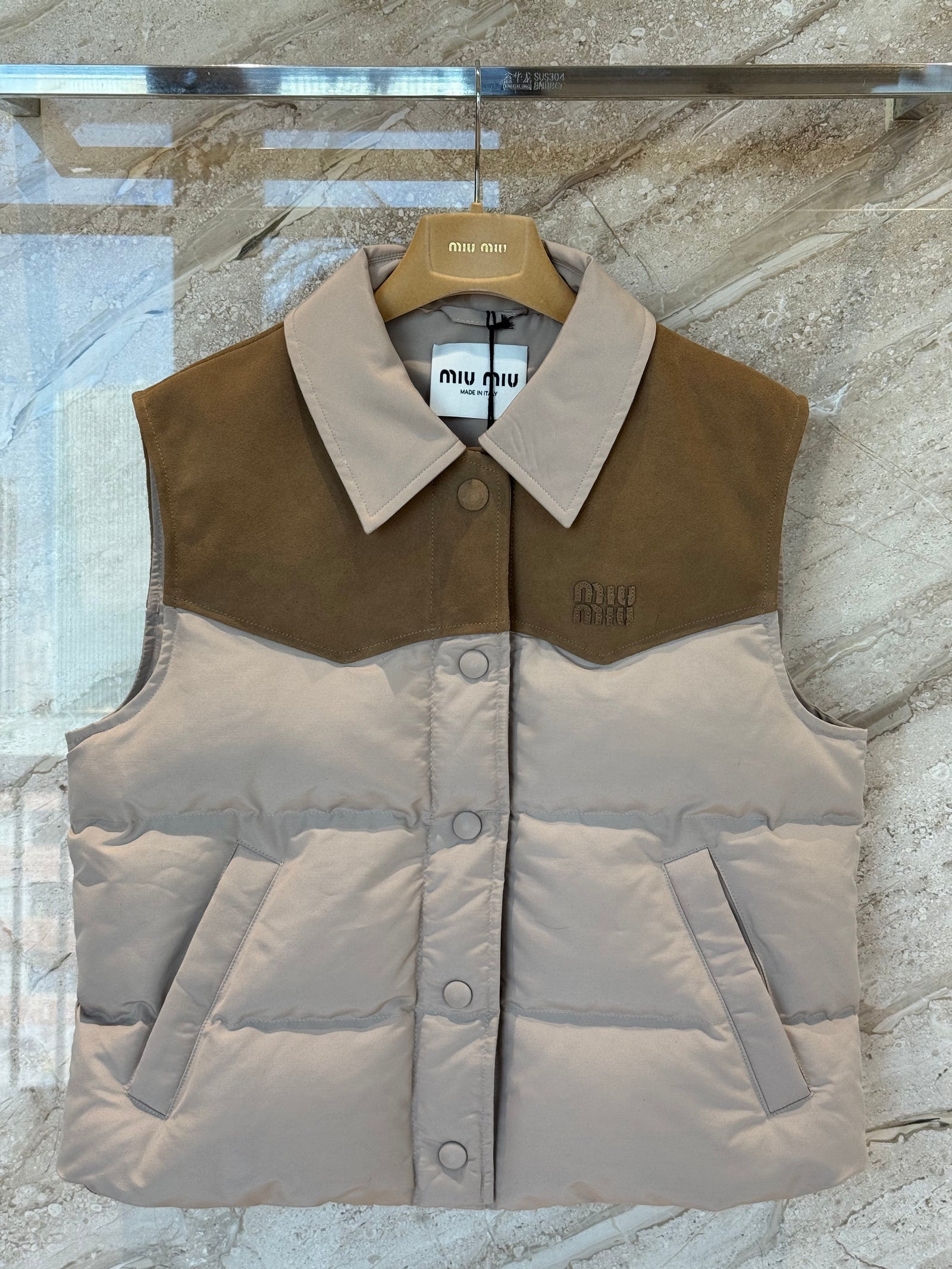 미우미우 테크니컬 폰지 앤 레더 다운 베스트 코드