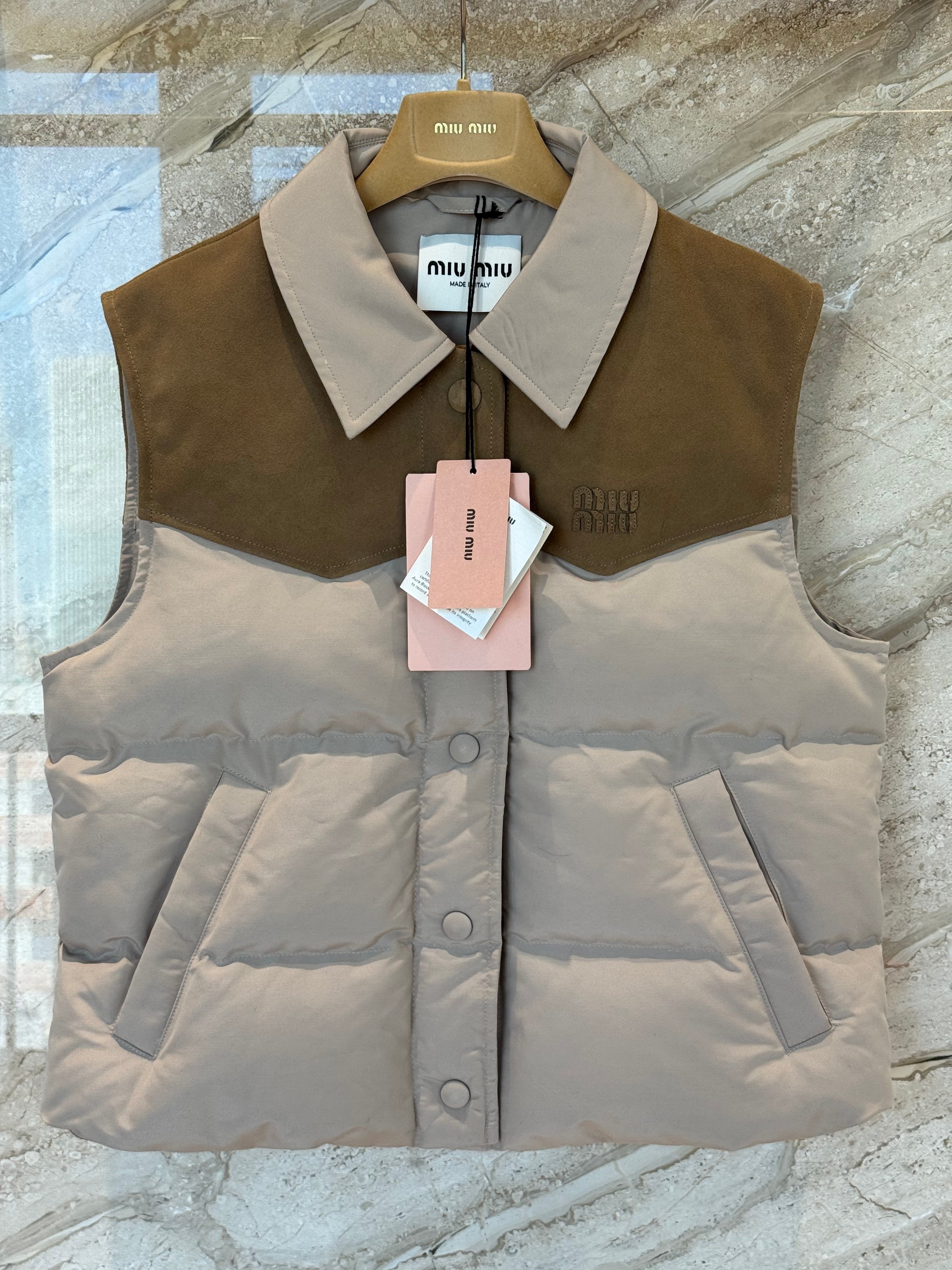 미우미우 테크니컬 폰지 앤 레더 다운 베스트 코드