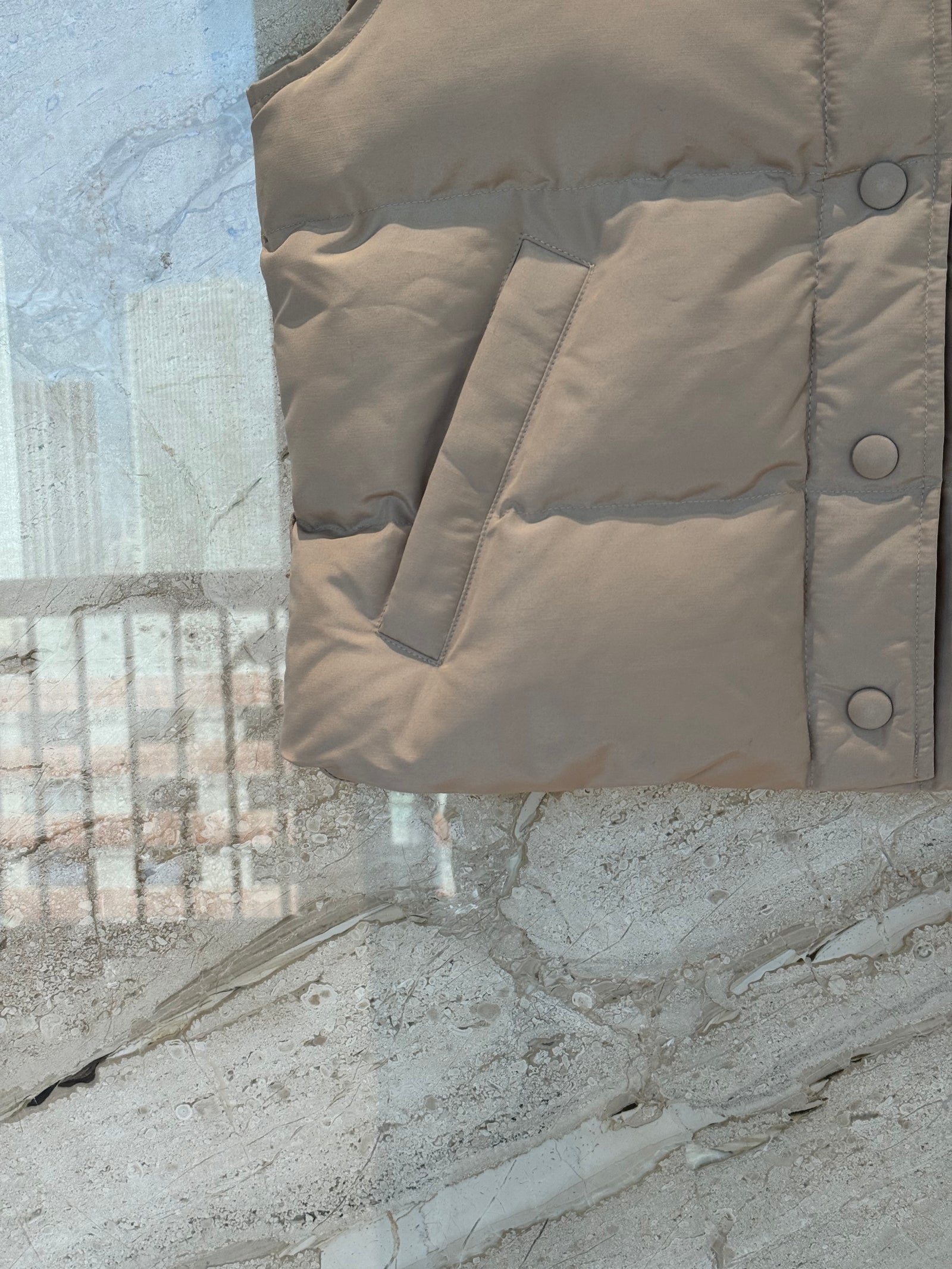 미우미우 테크니컬 폰지 앤 레더 다운 베스트 코드