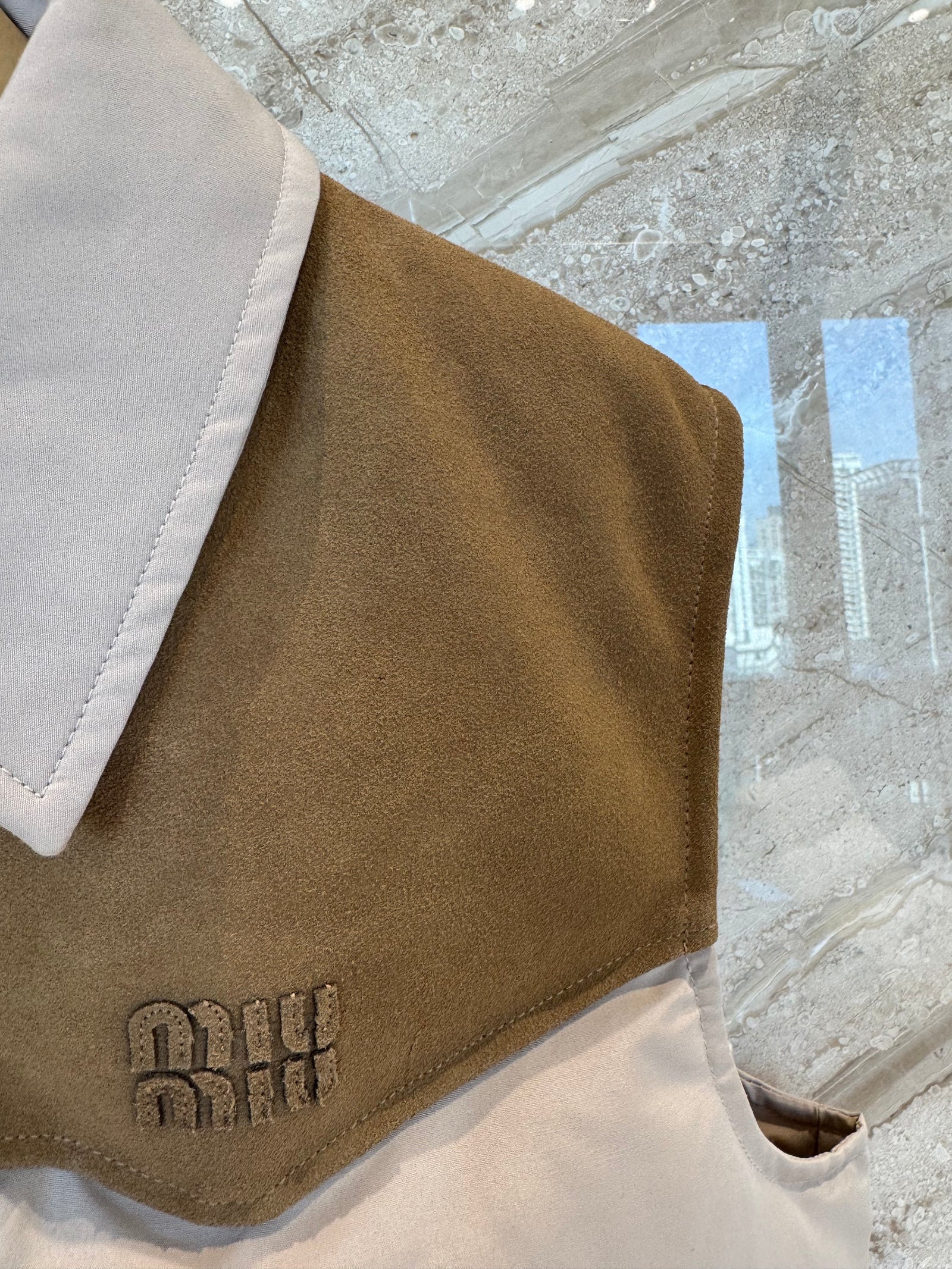 미우미우 테크니컬 폰지 앤 레더 다운 베스트 코드