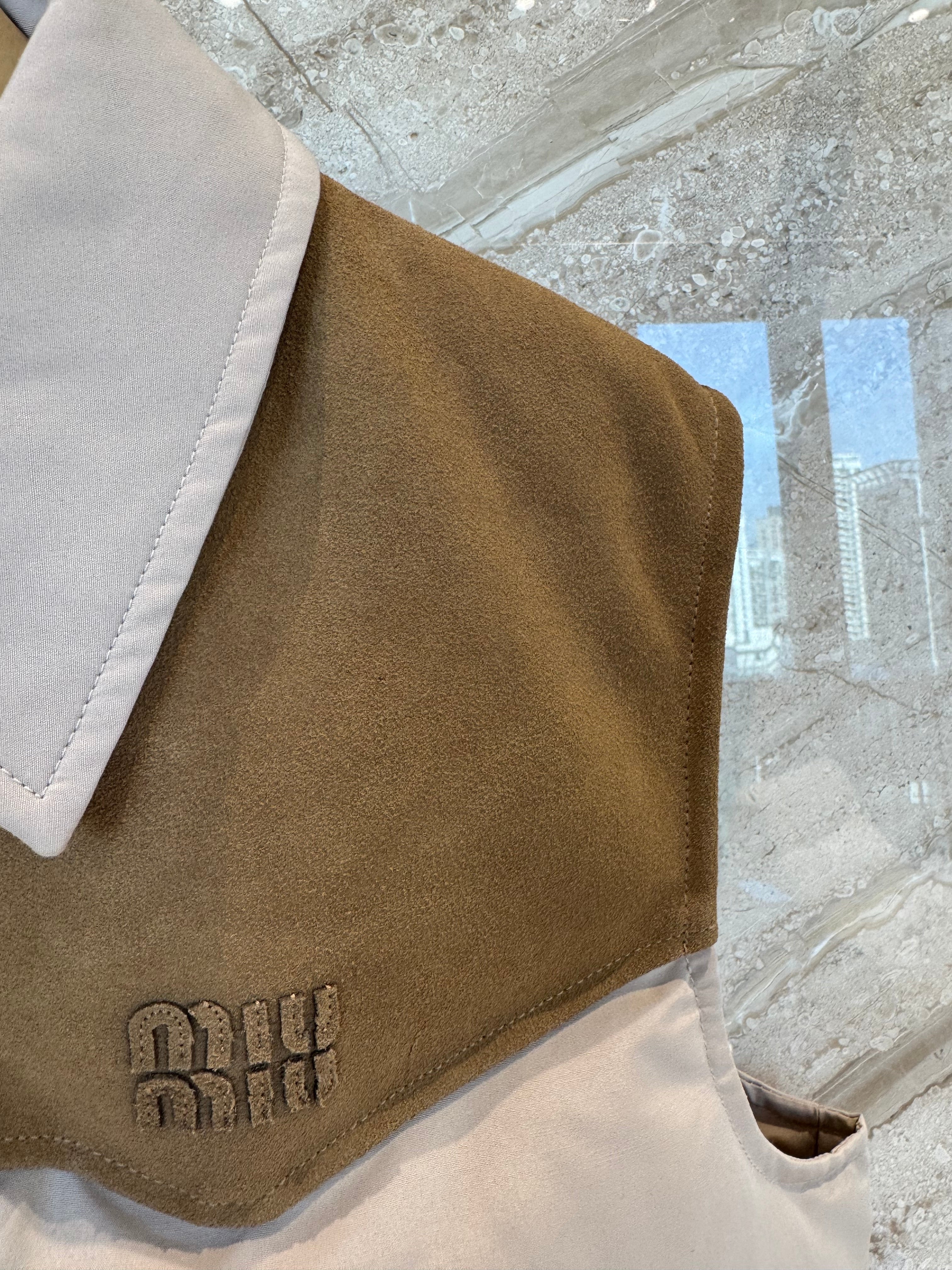 미우미우 테크니컬 폰지 앤 레더 다운 베스트 코드