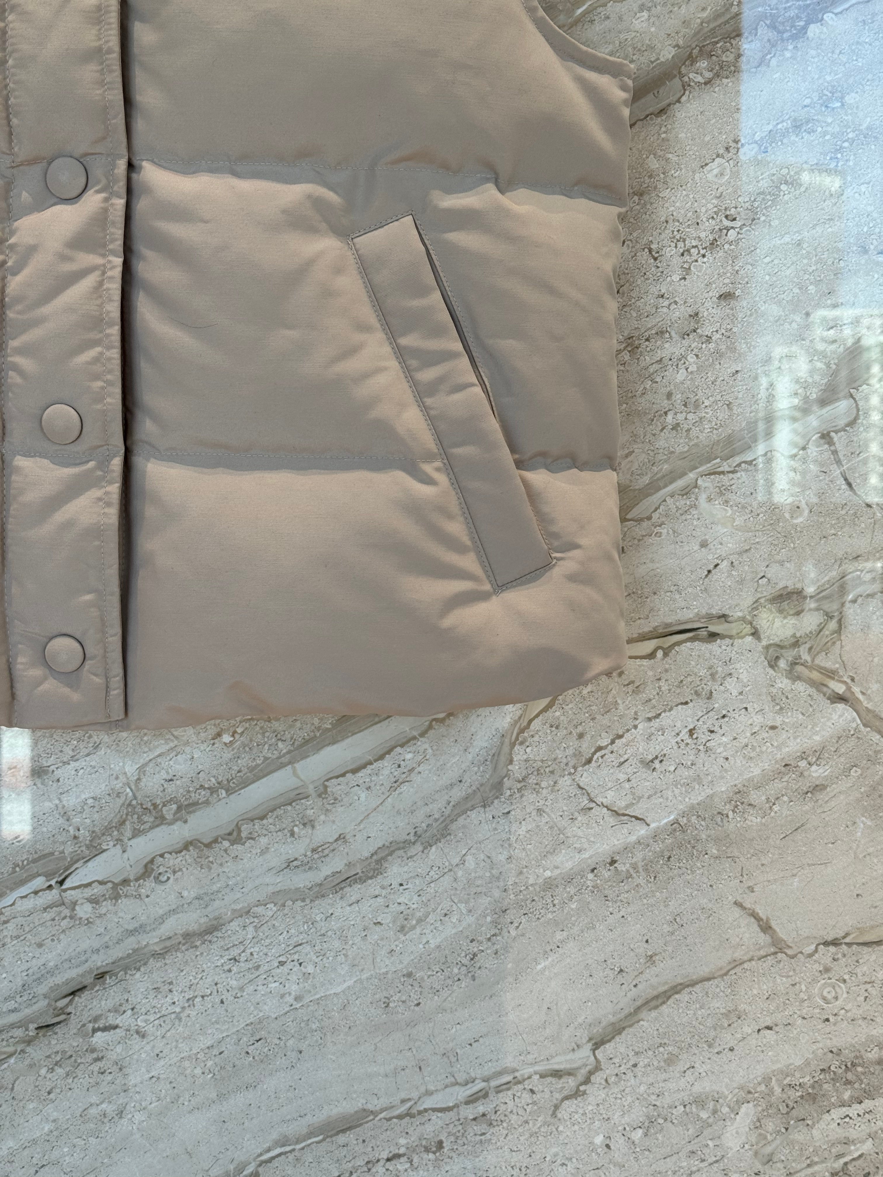 미우미우 테크니컬 폰지 앤 레더 다운 베스트 코드