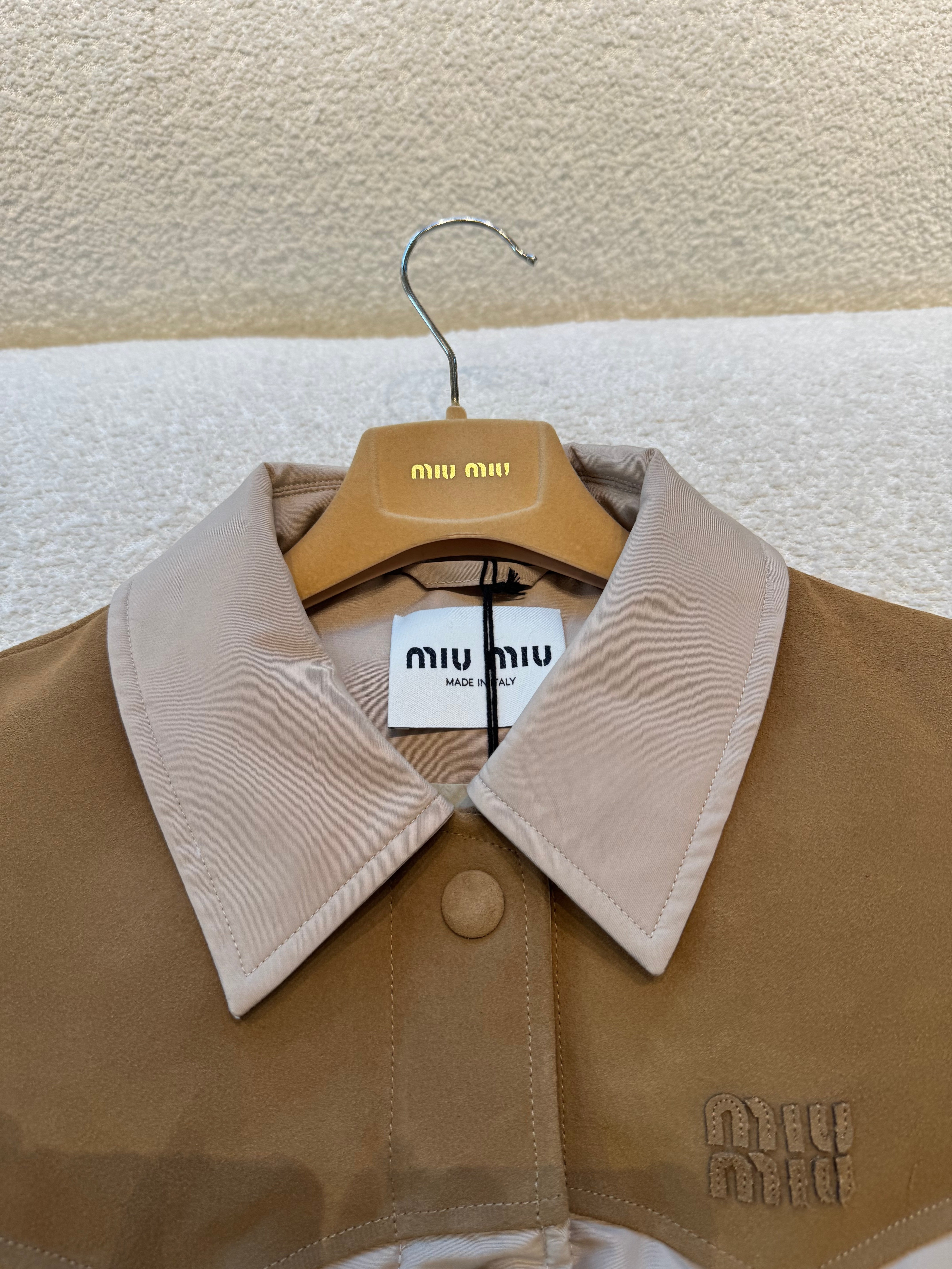 미우미우 테크니컬 폰지 앤 레더 다운 베스트 코드