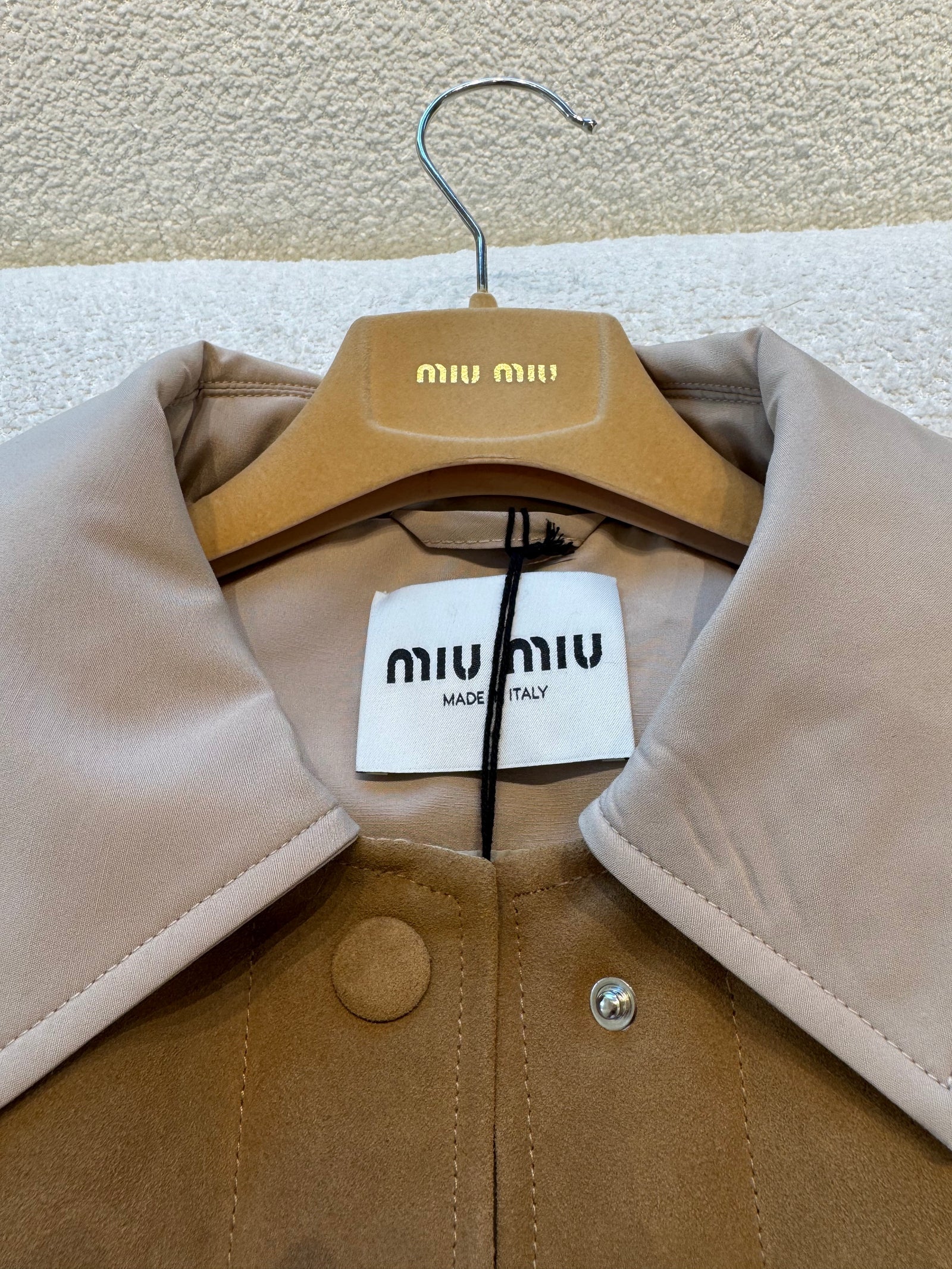 미우미우 테크니컬 폰지 앤 레더 다운 베스트 코드