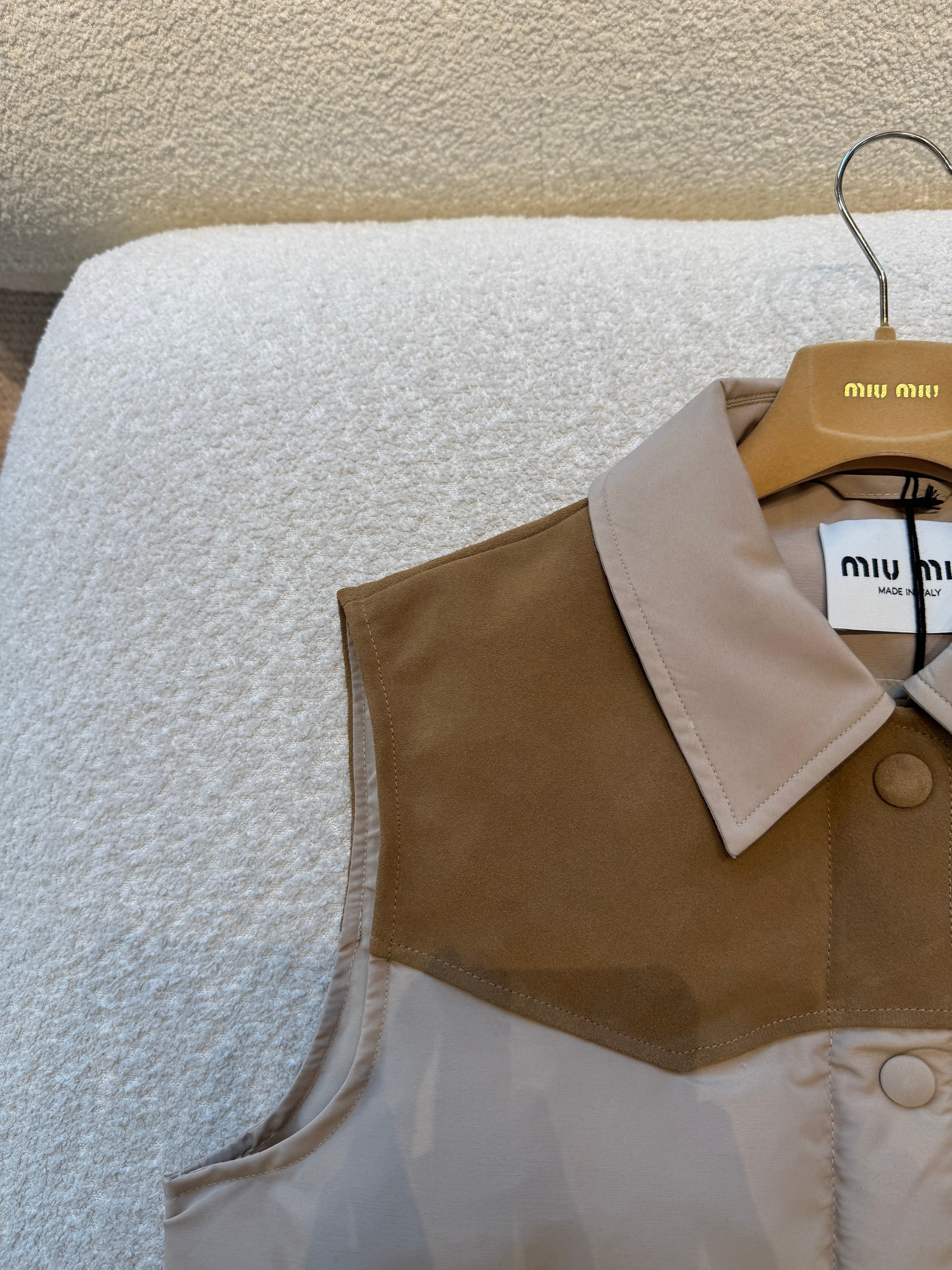 미우미우 테크니컬 폰지 앤 레더 다운 베스트 코드