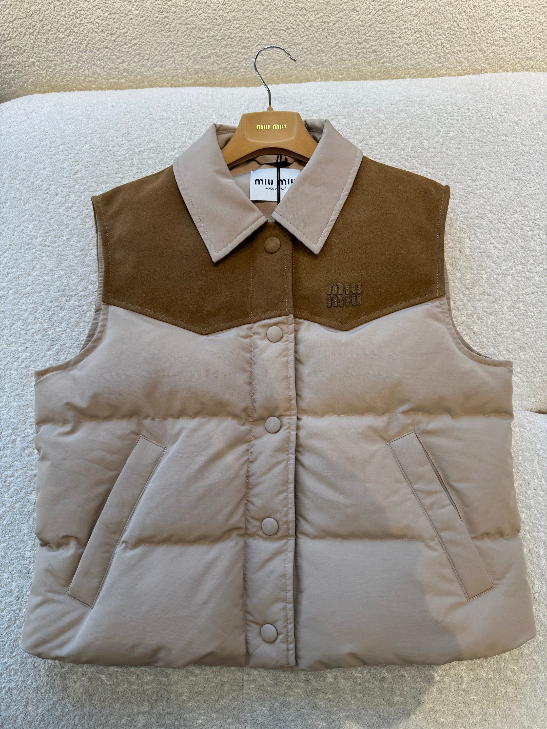 미우미우 테크니컬 폰지 앤 레더 다운 베스트 코드