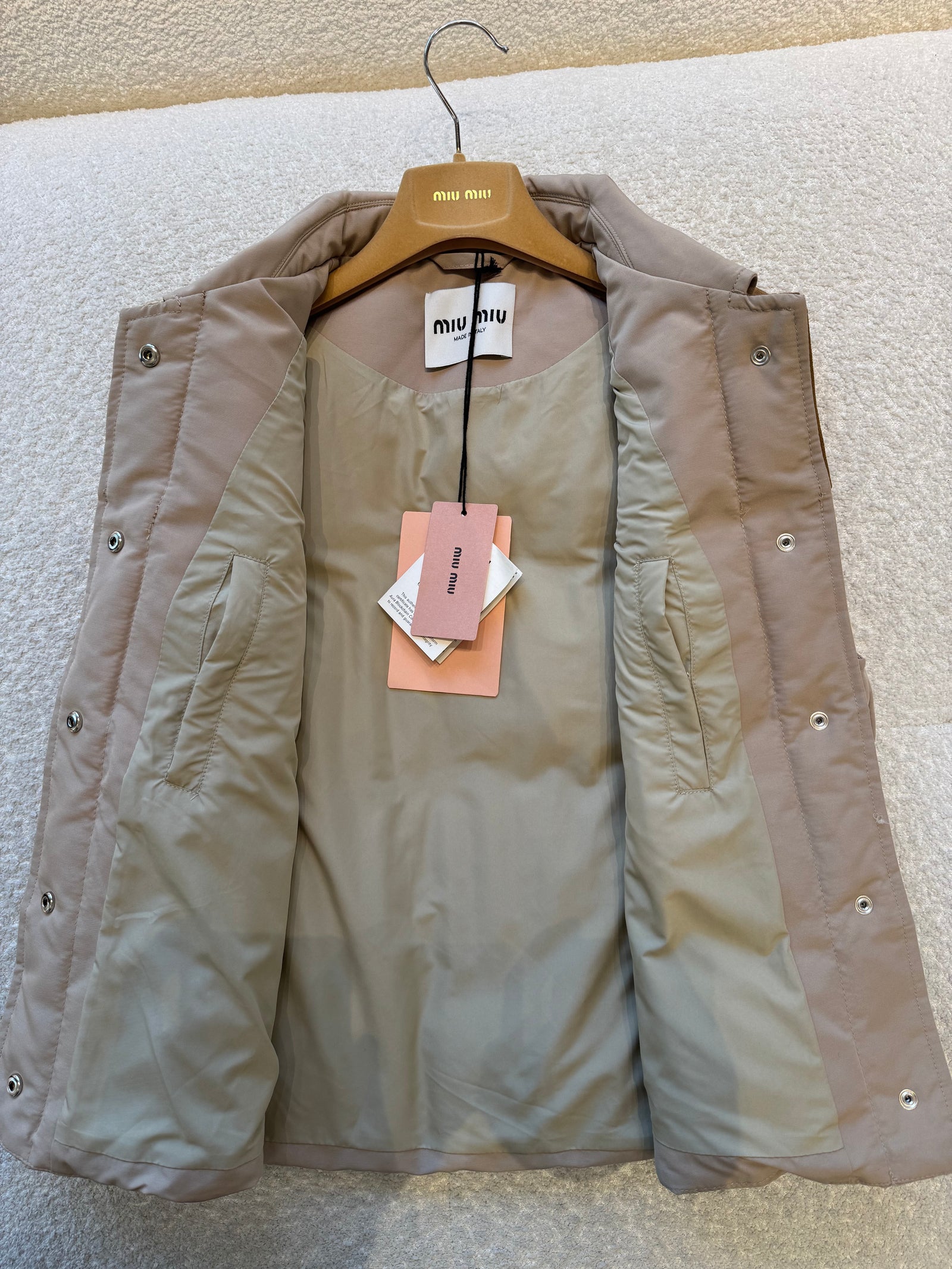 미우미우 테크니컬 폰지 앤 레더 다운 베스트 코드