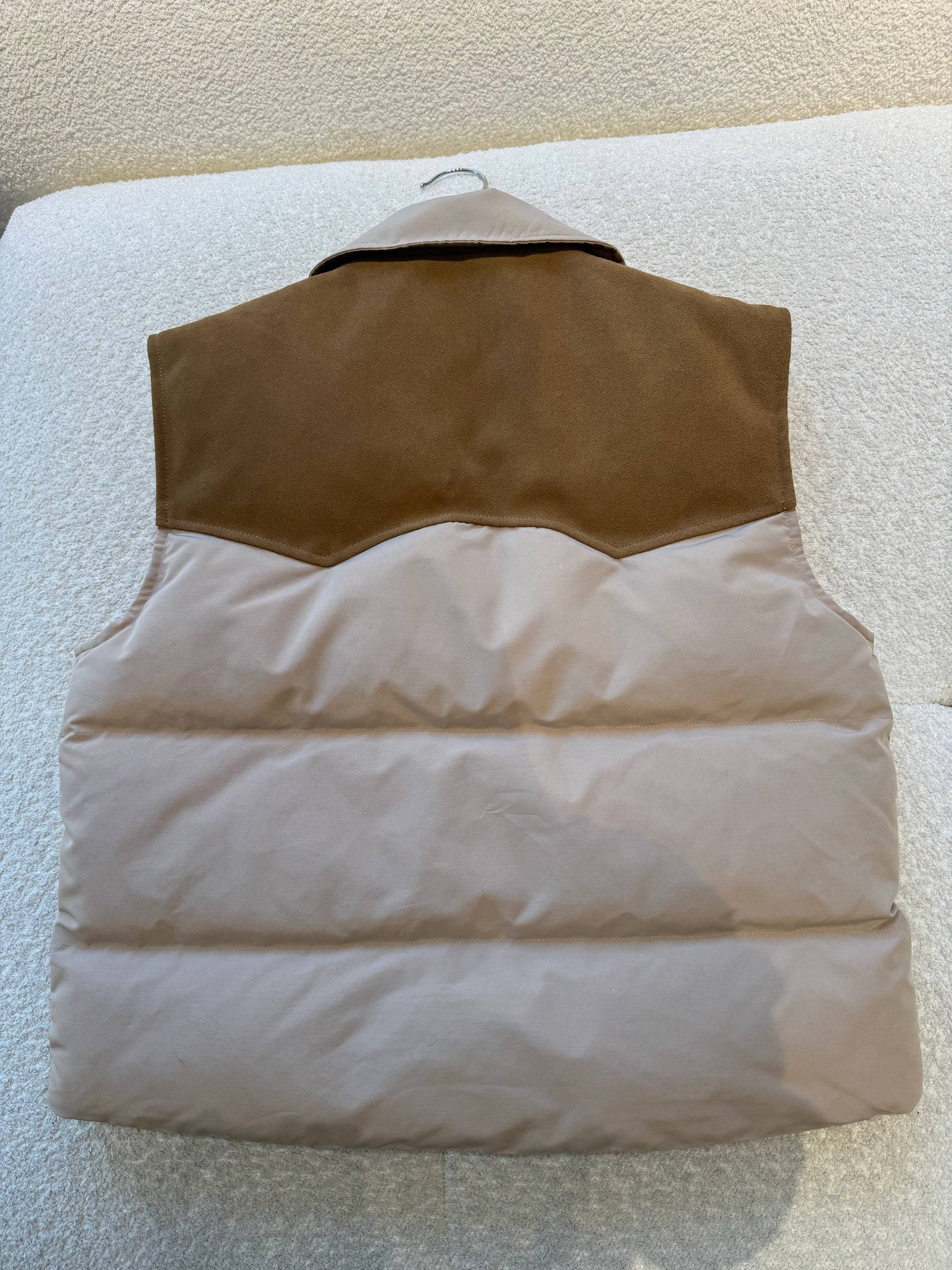 미우미우 테크니컬 폰지 앤 레더 다운 베스트 코드