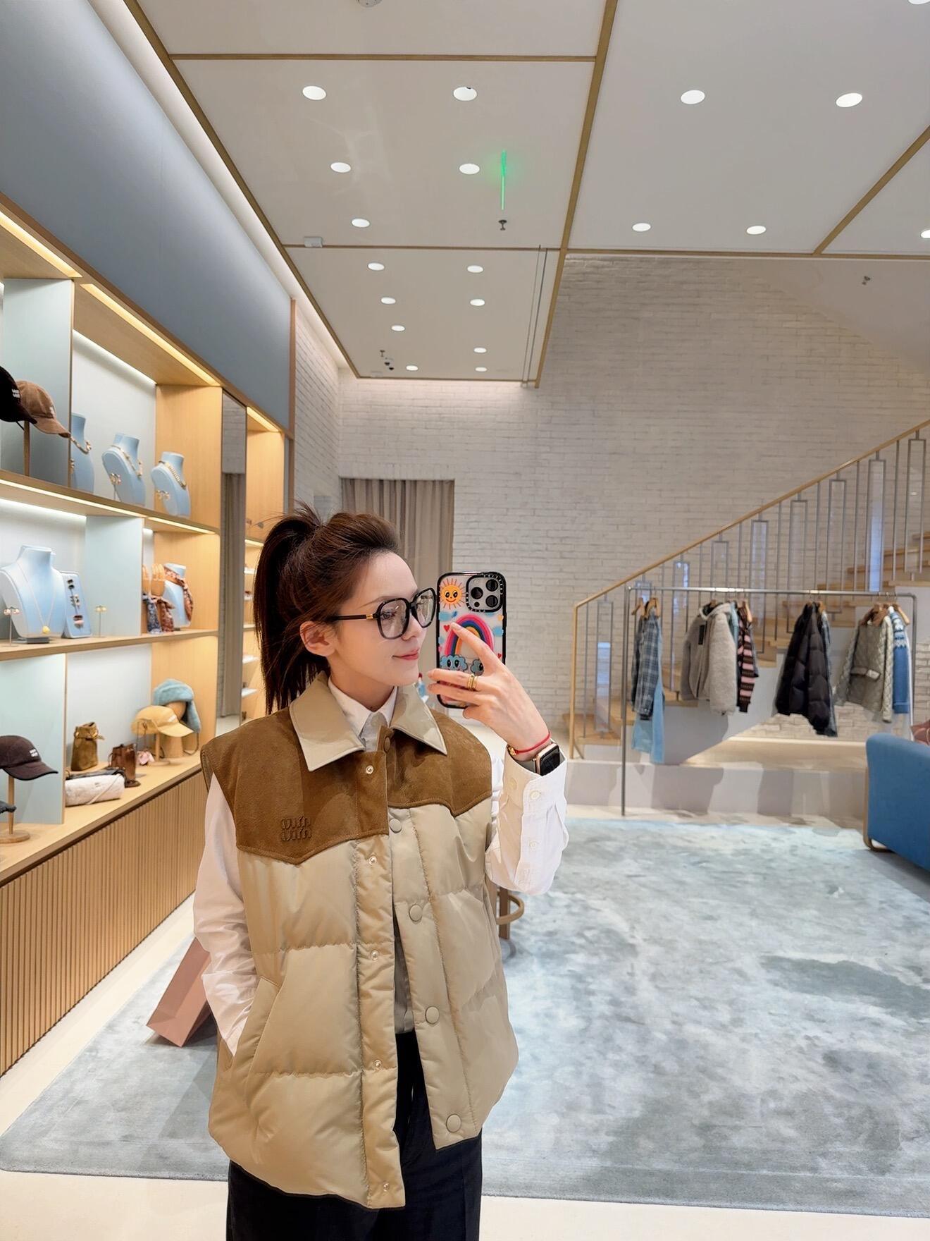 미우미우 테크니컬 폰지 앤 레더 다운 베스트 코드