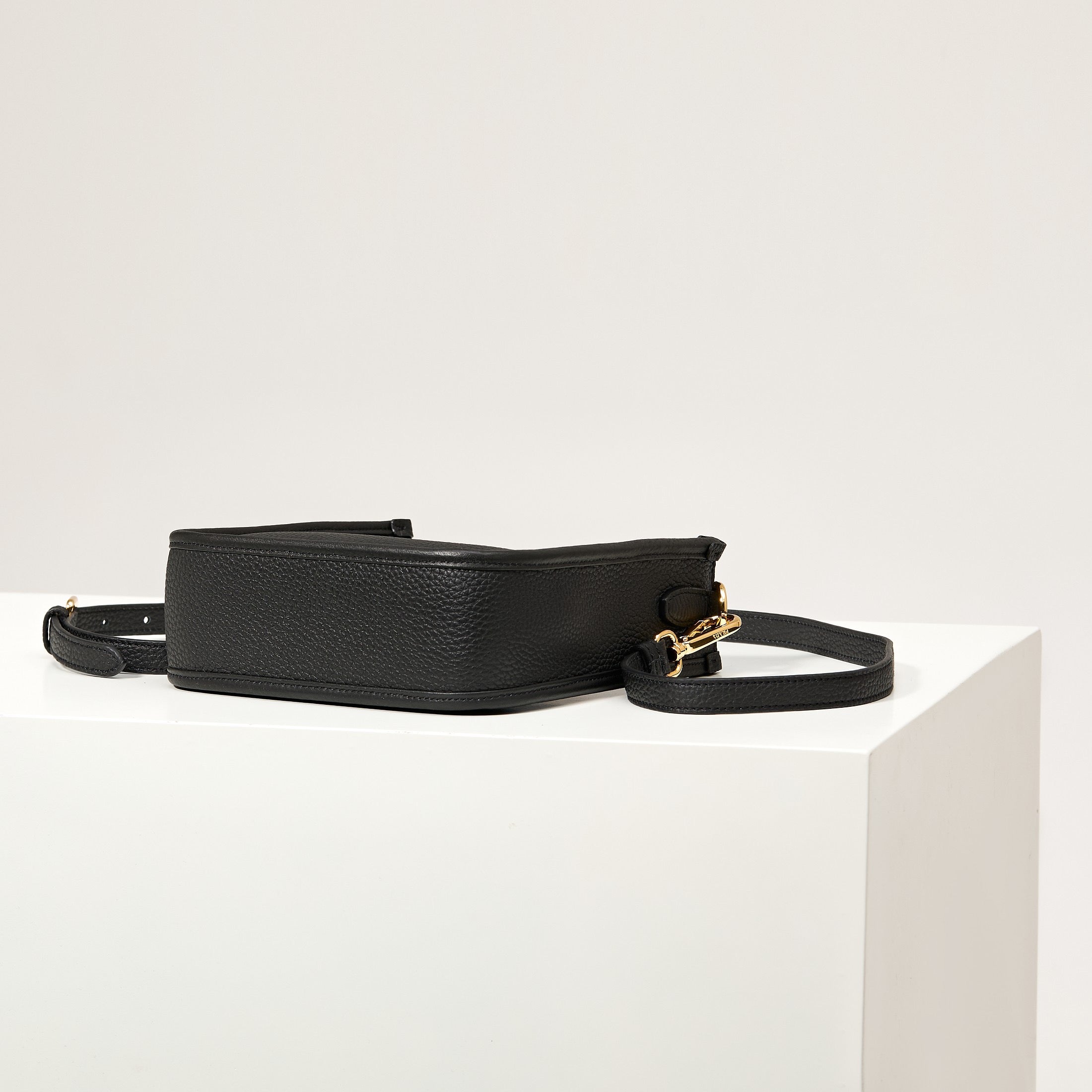 프라다 레더 미니 숄더백