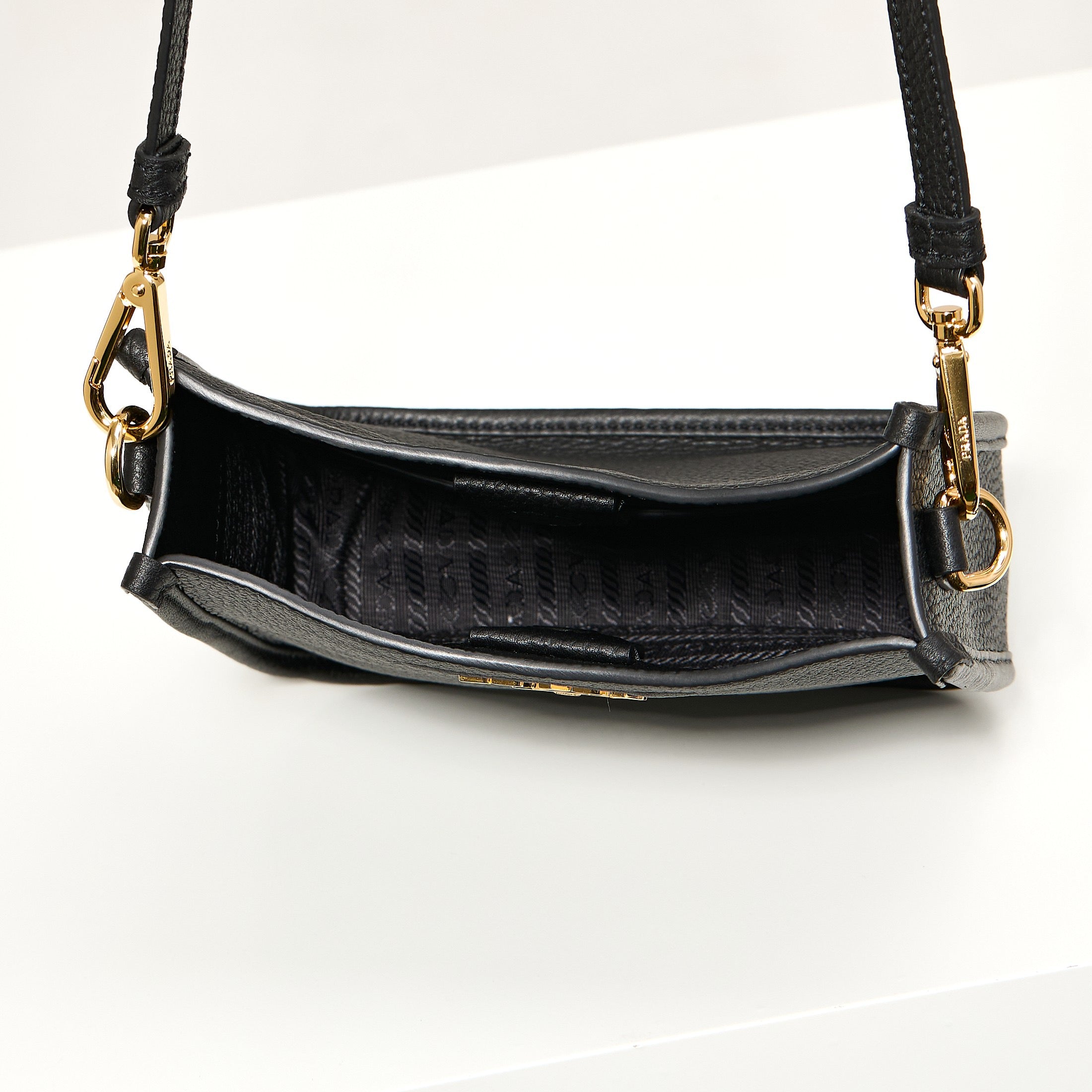 프라다 레더 미니 숄더백