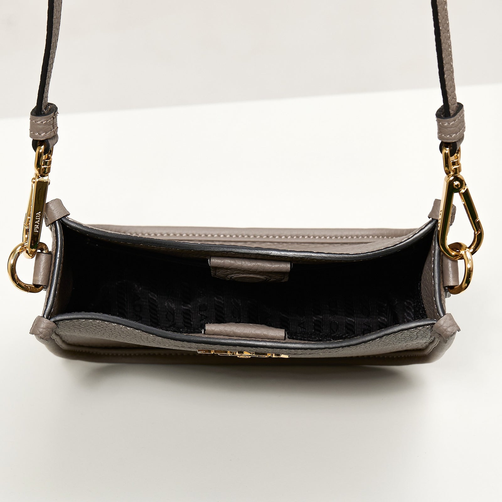 프라다 레더 미니 숄더백