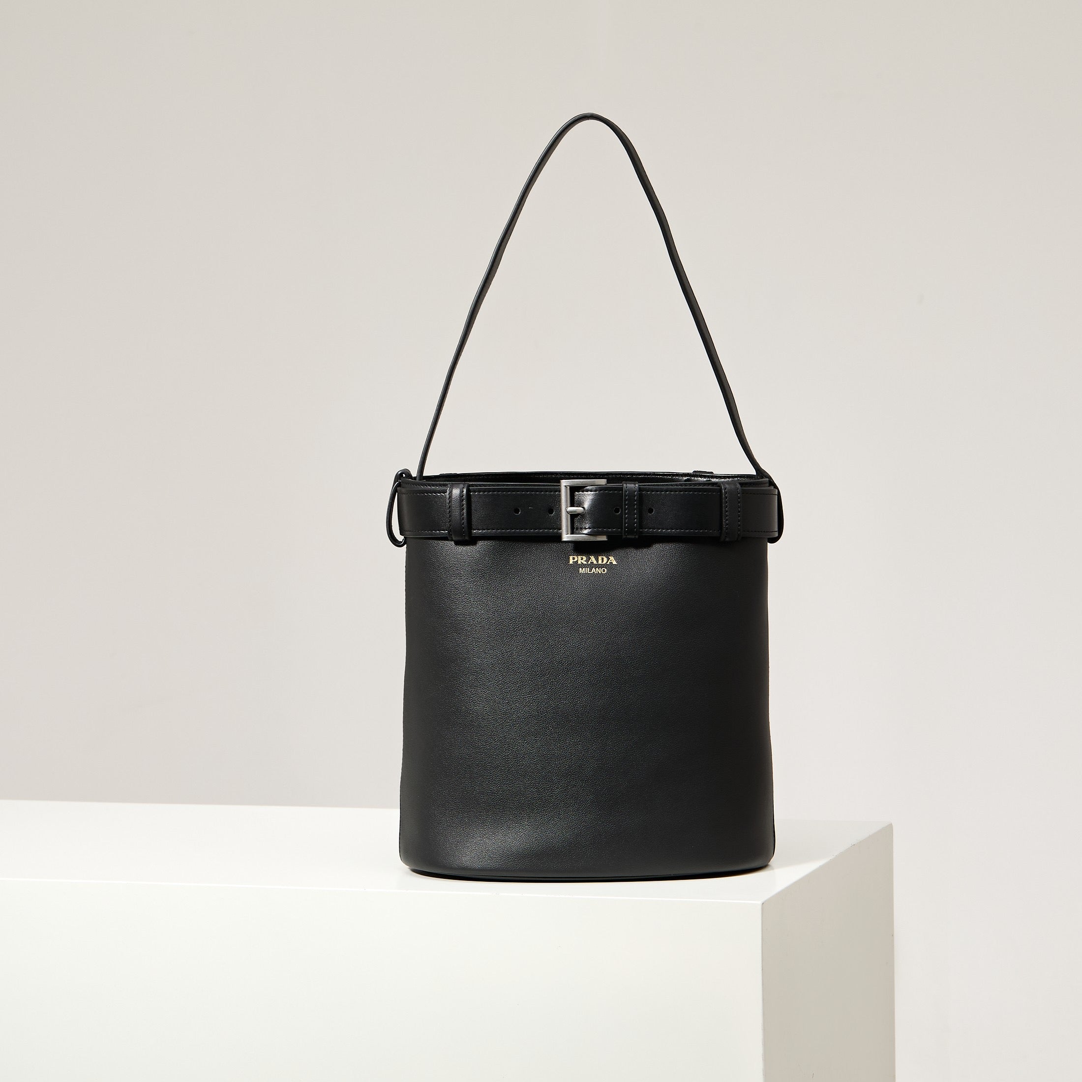 프라다 벨트 버클 버킷백