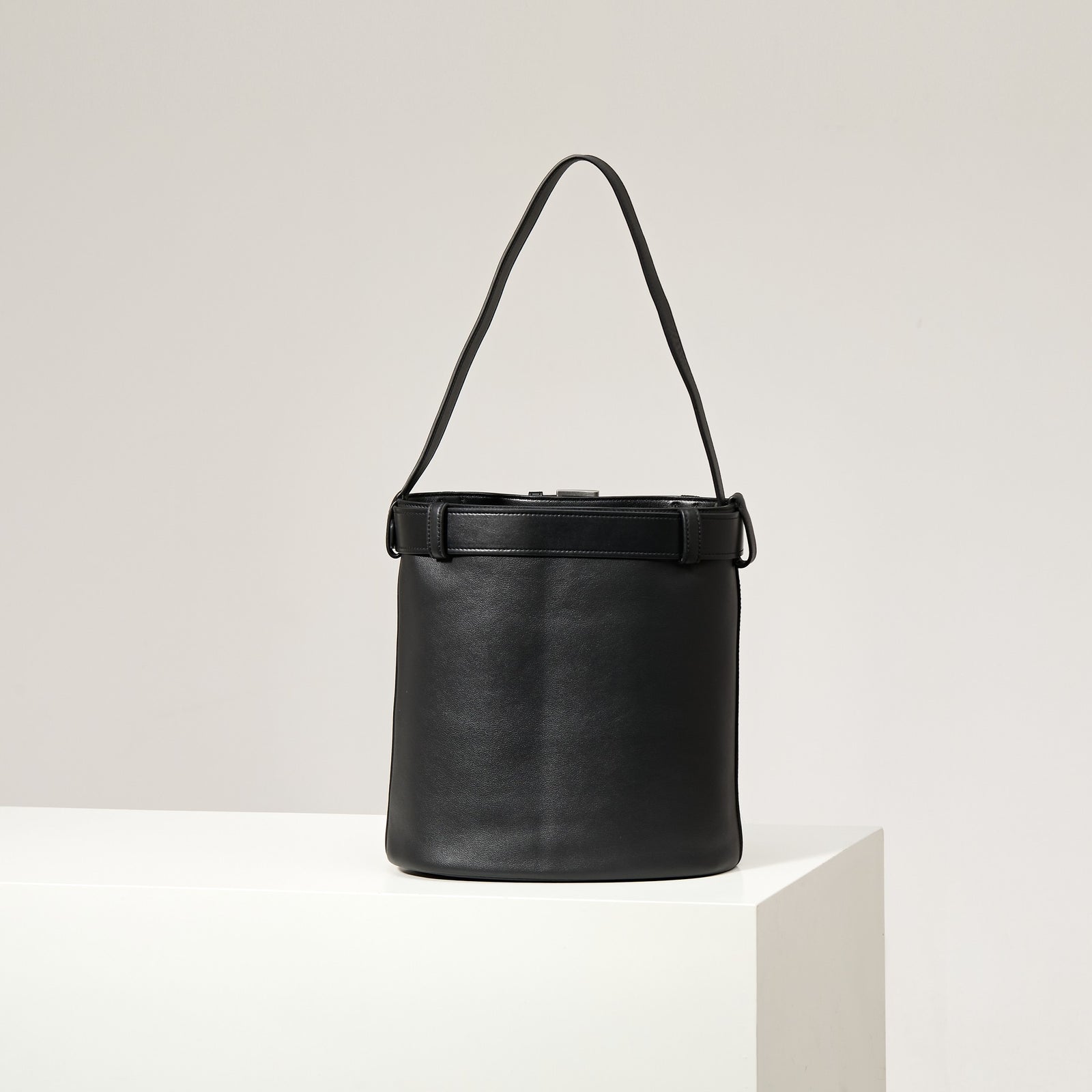 프라다 벨트 버클 버킷백