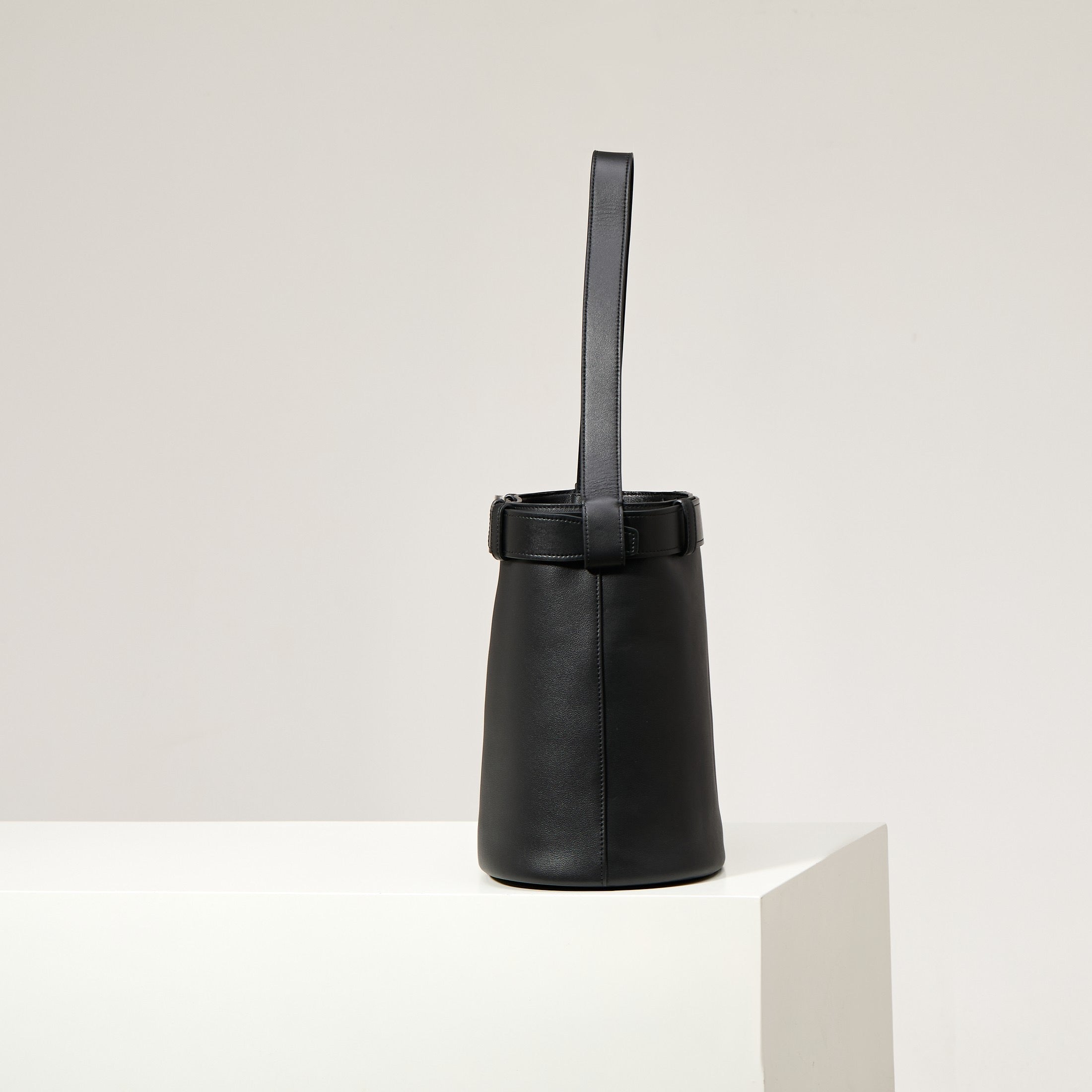 프라다 벨트 버클 버킷백