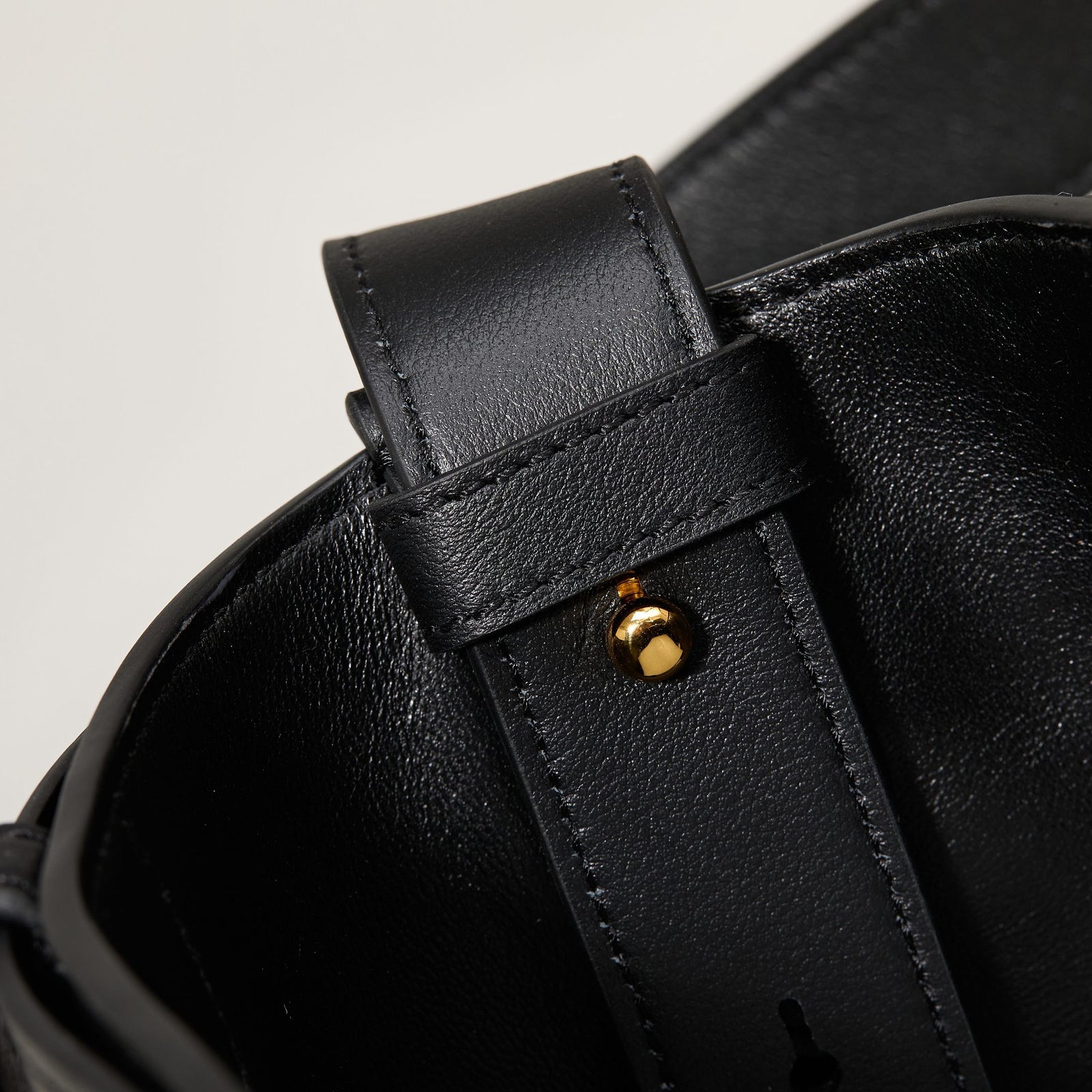 프라다 벨트 버클 버킷백