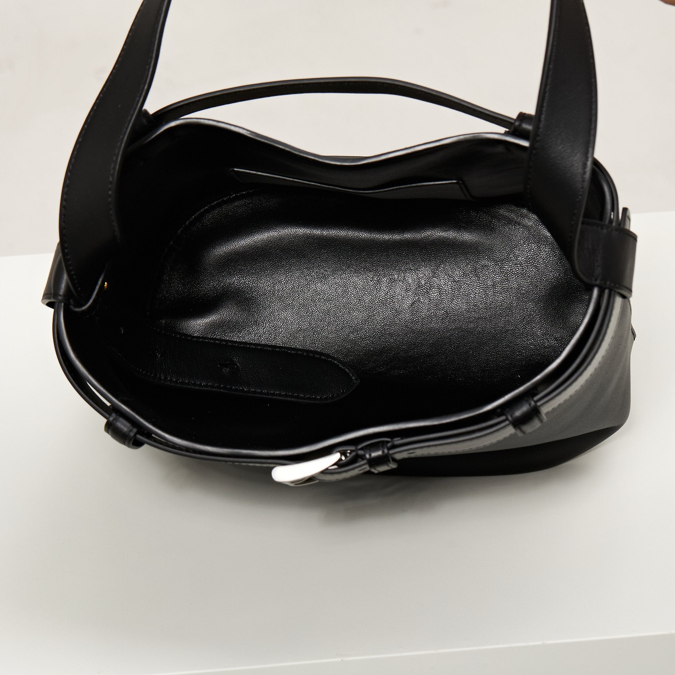 프라다 벨트 버클 버킷백