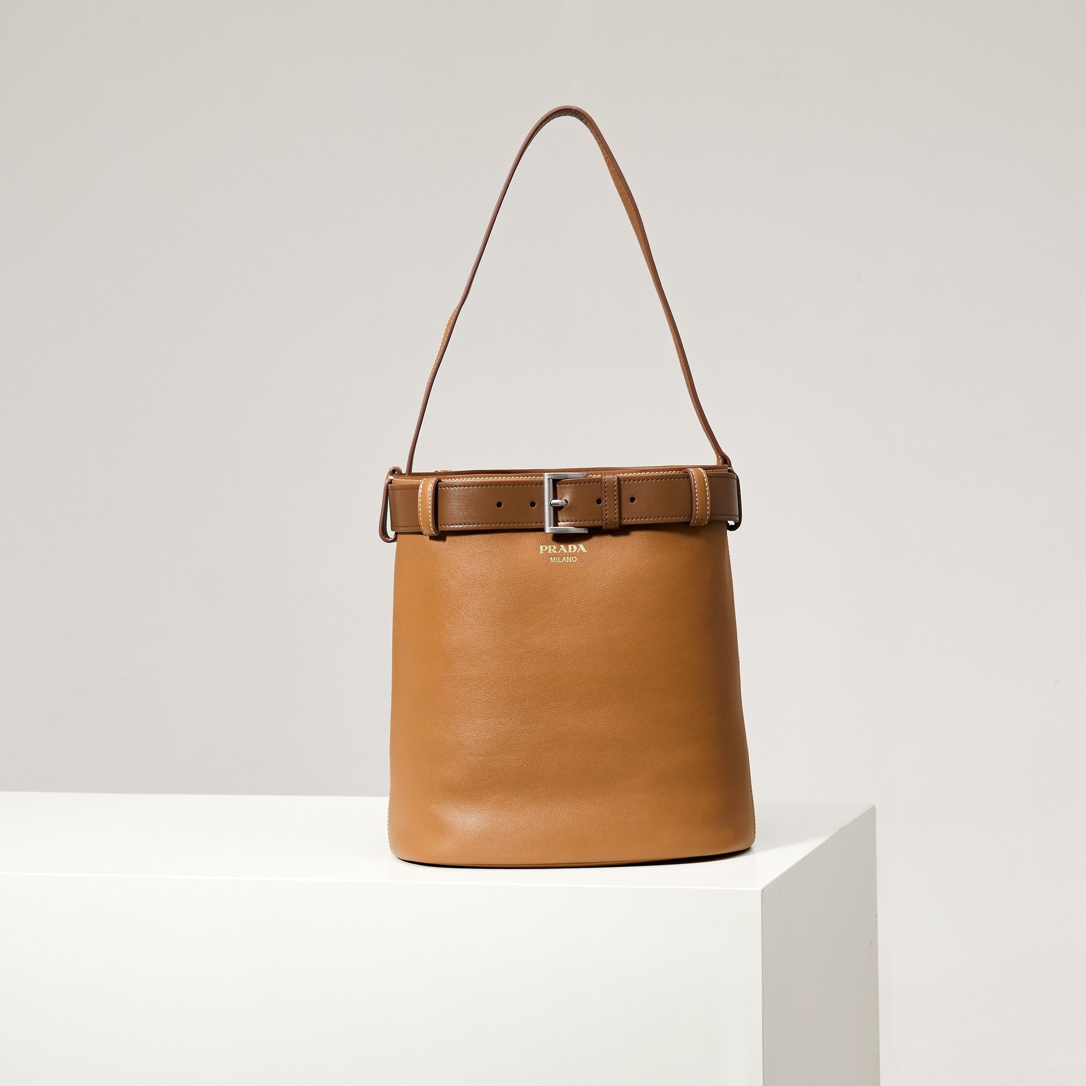 프라다 벨트 버클 버킷백