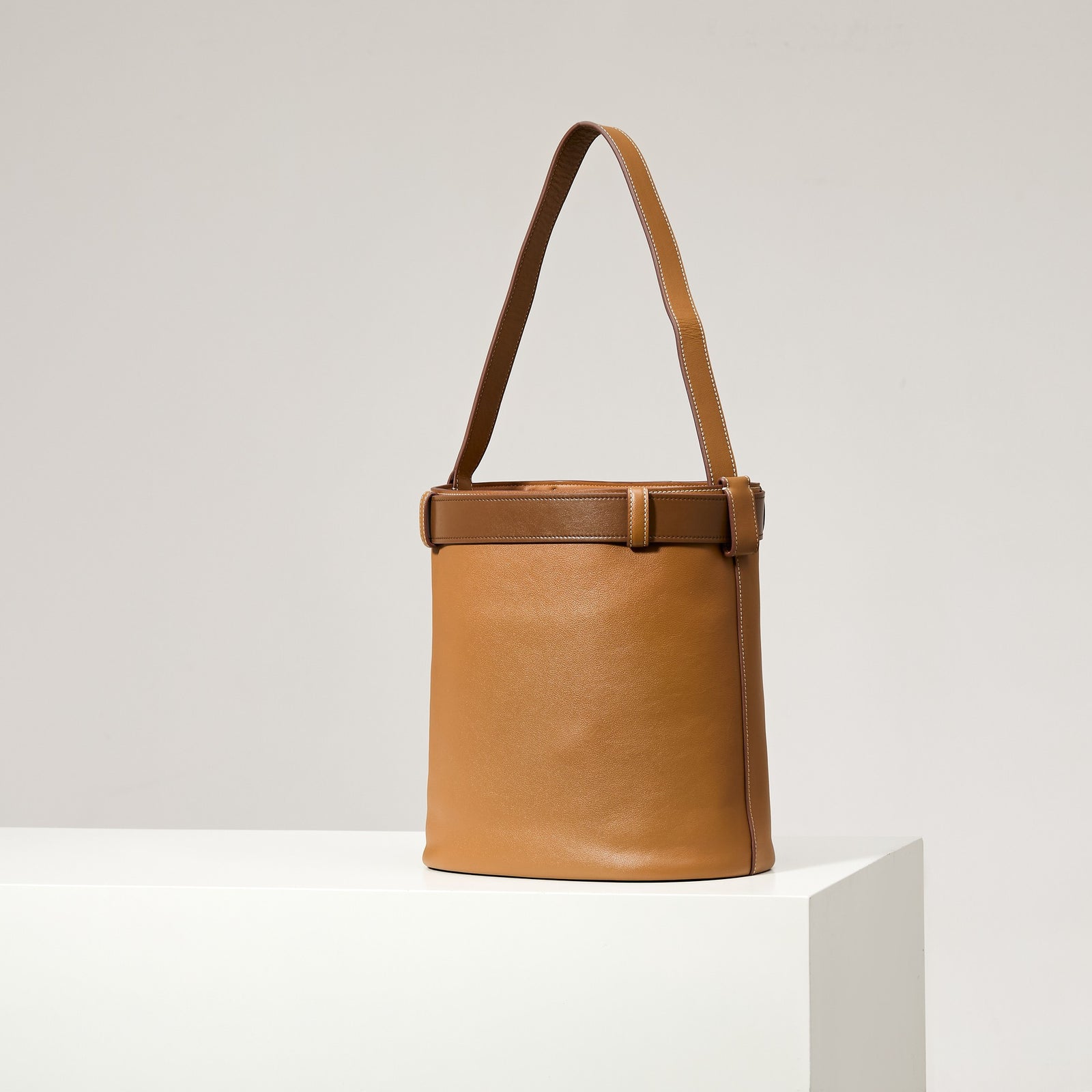 프라다 벨트 버클 버킷백