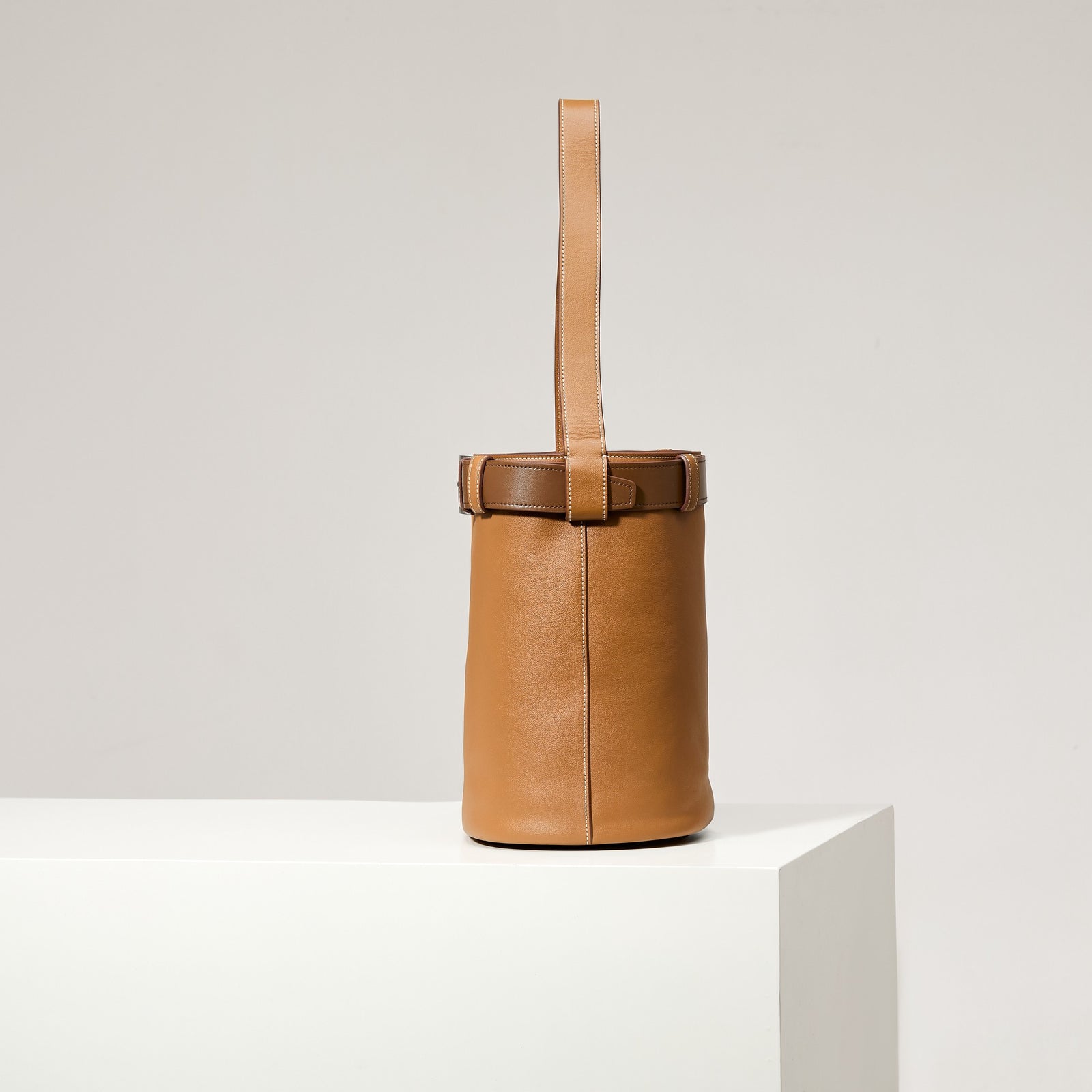 프라다 벨트 버클 버킷백