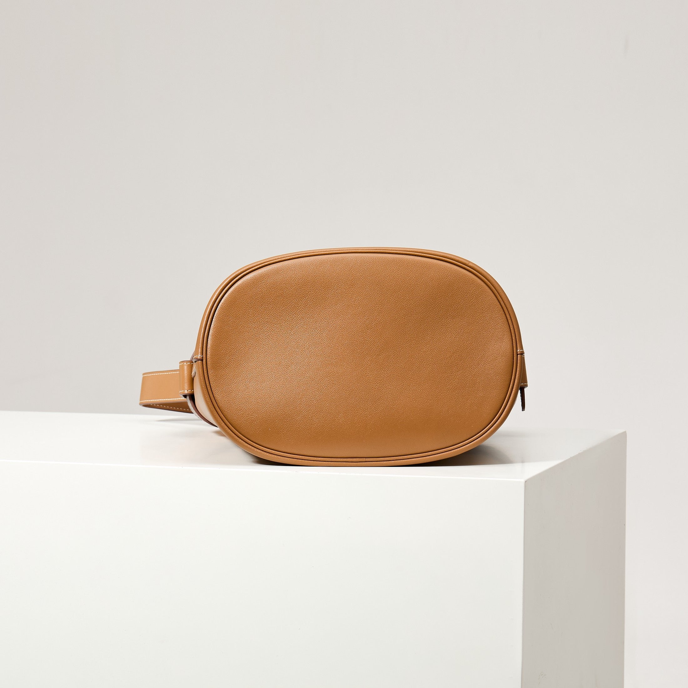 프라다 벨트 버클 버킷백