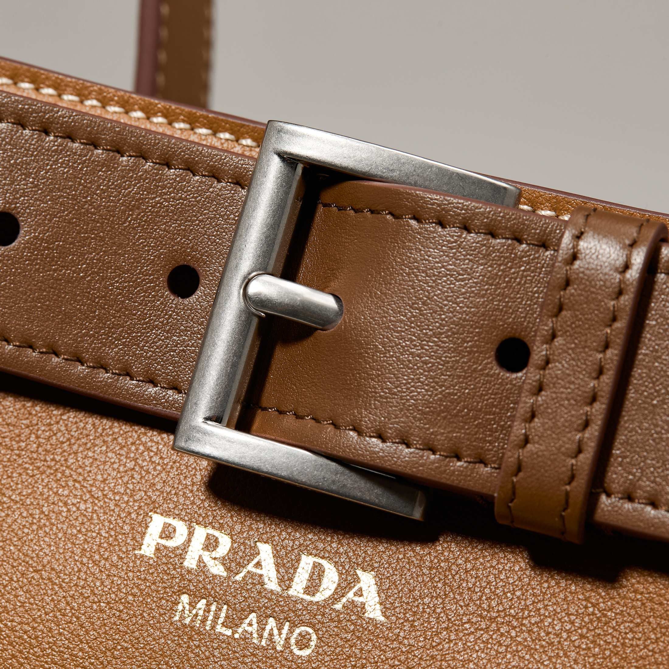 프라다 벨트 버클 버킷백