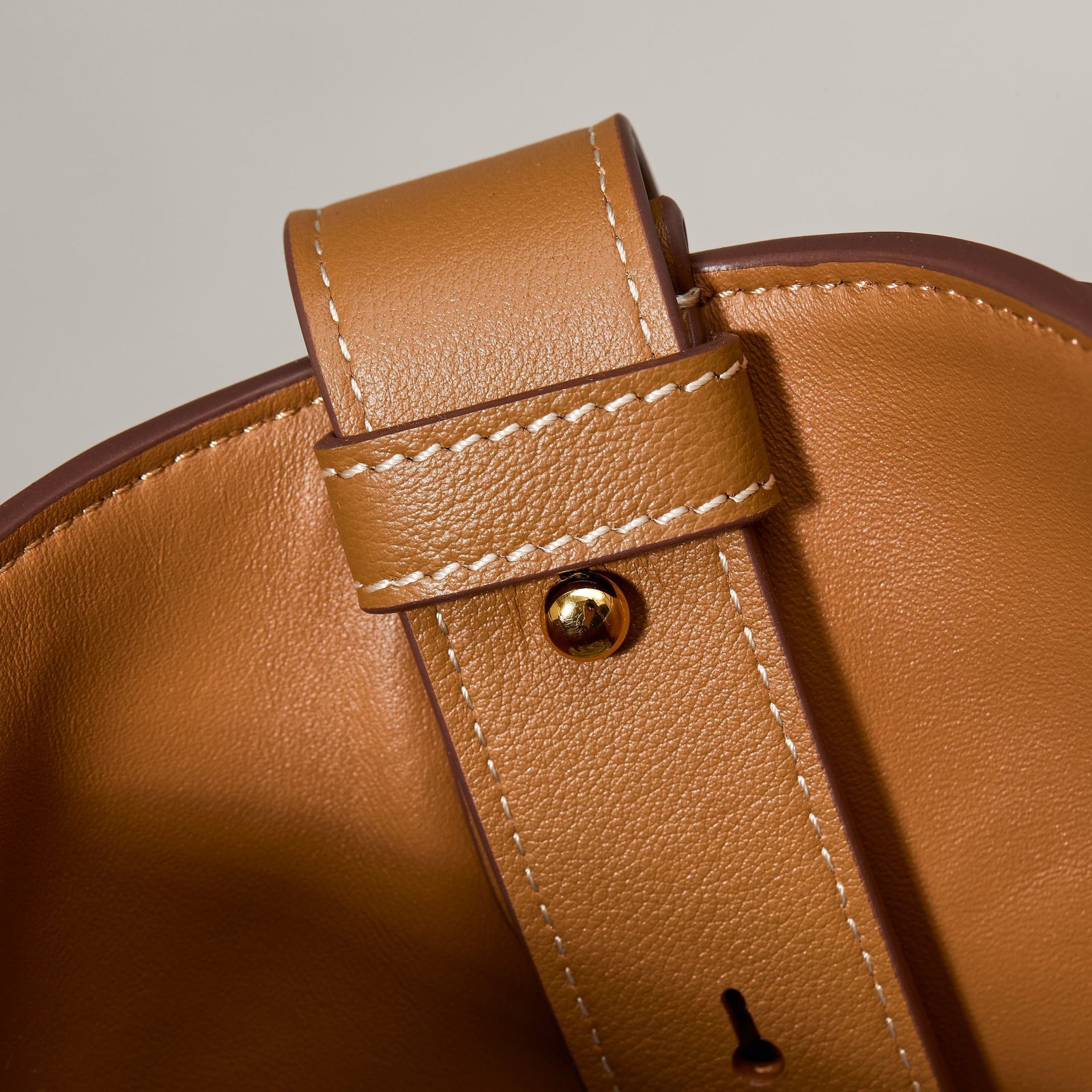 프라다 벨트 버클 버킷백