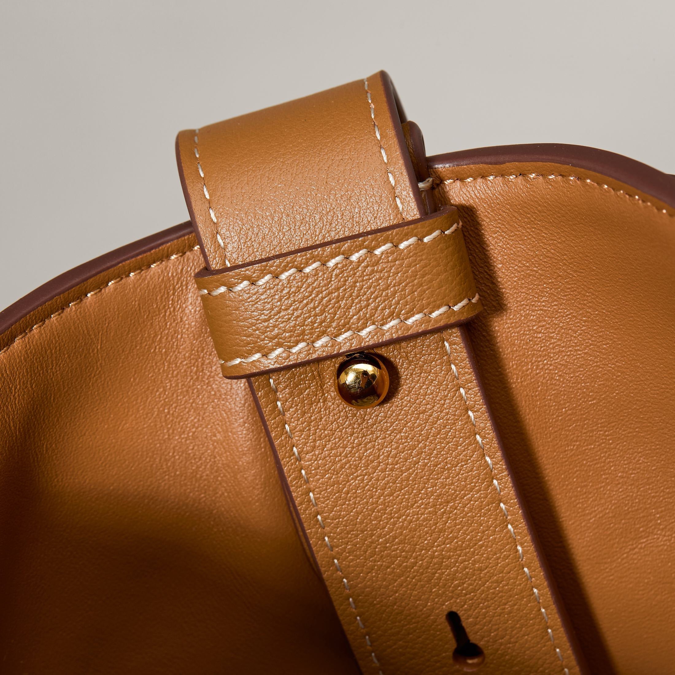 프라다 벨트 버클 버킷백