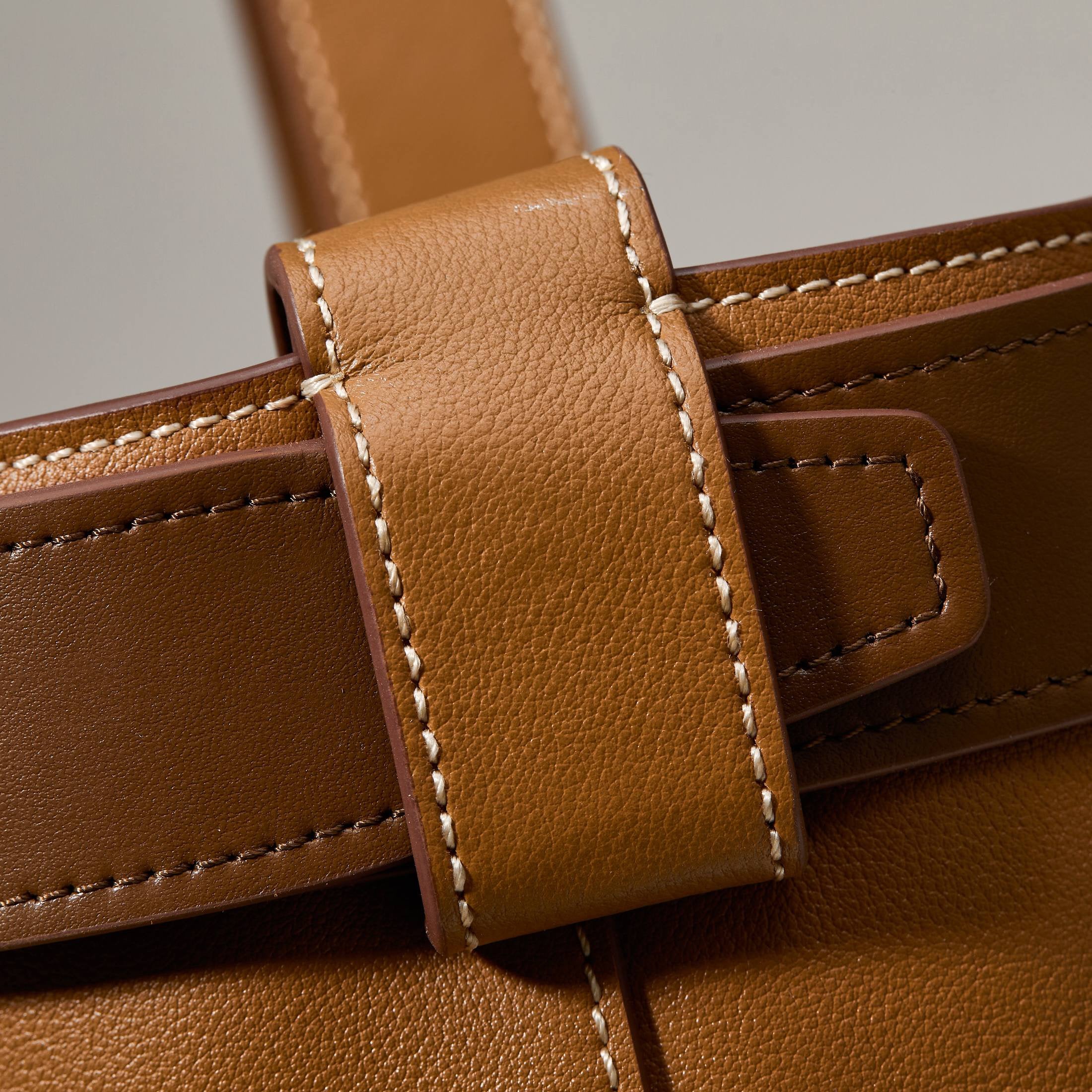 프라다 벨트 버클 버킷백