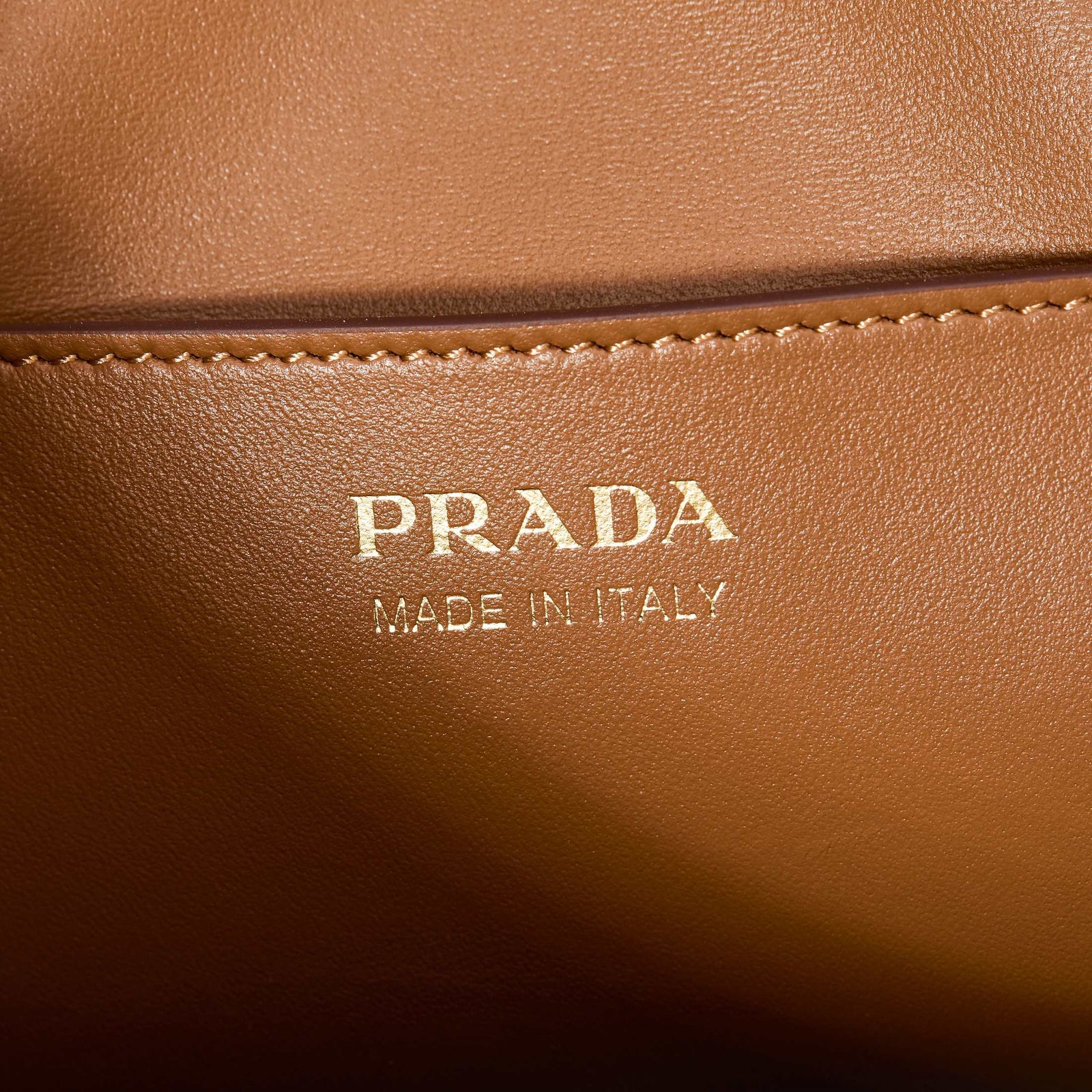 프라다 벨트 버클 버킷백